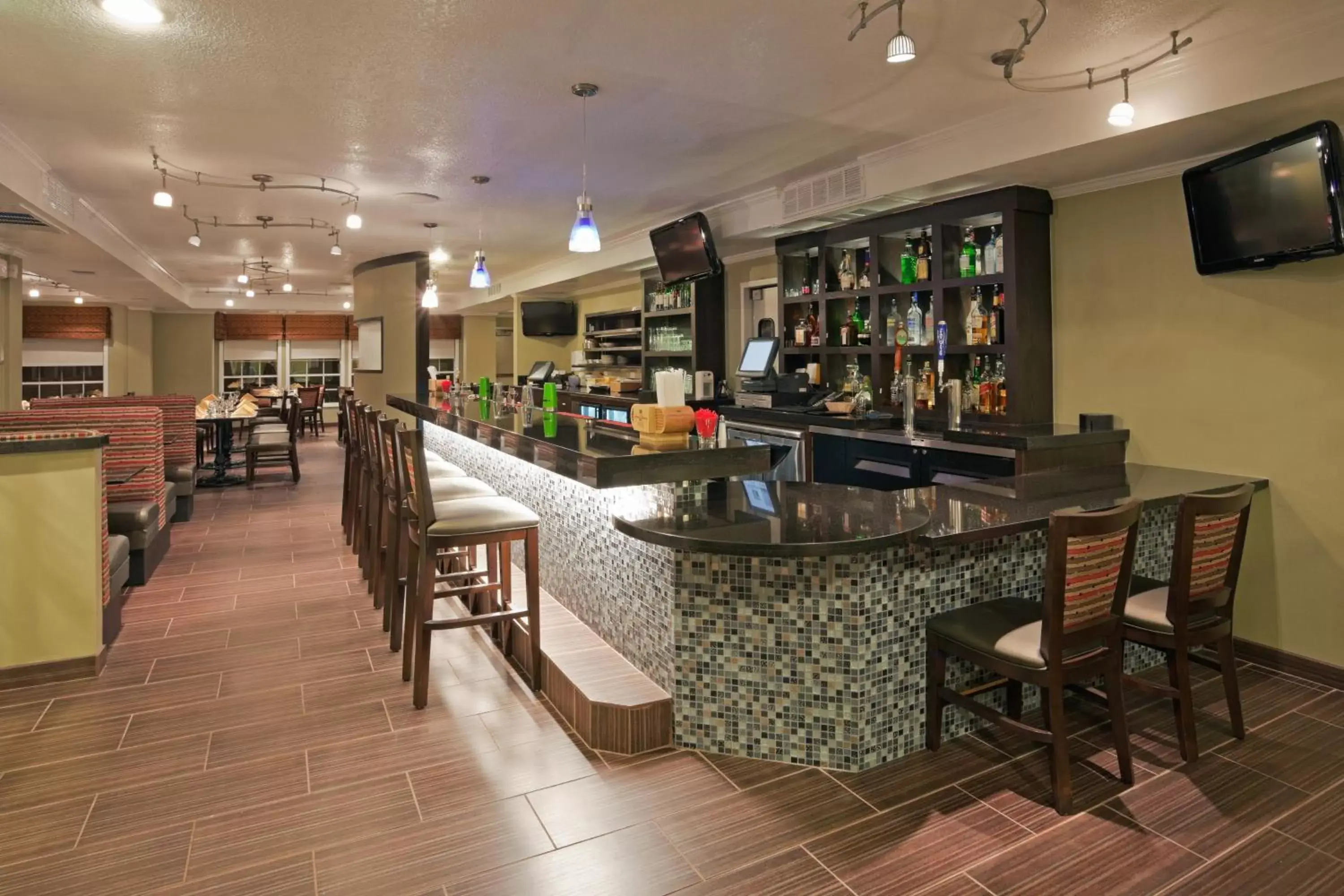 Lounge or bar, Lounge/Bar in Holiday Inn & Suites San Mateo - SFO, an IHG Hotel