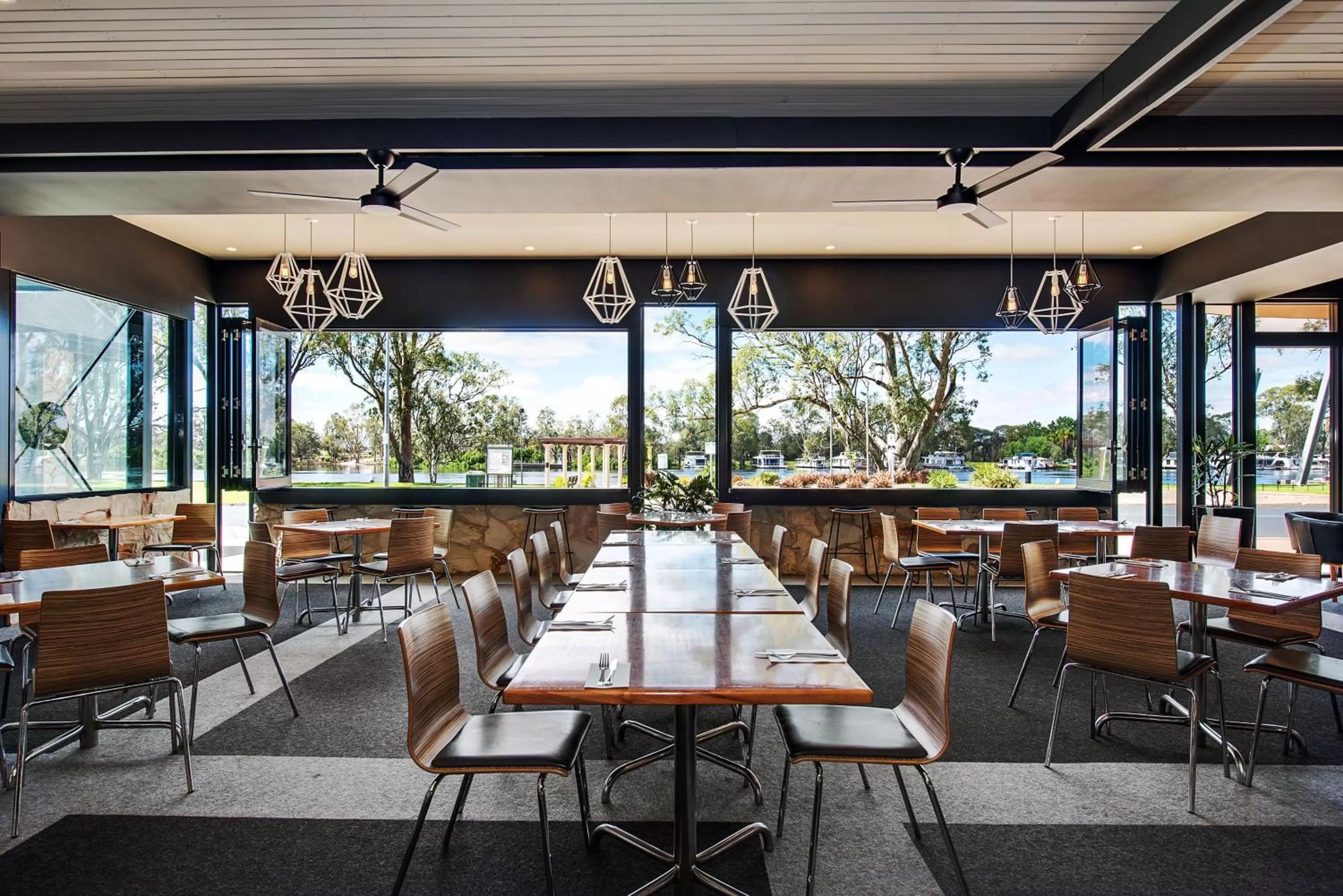 Restaurant/places to eat in Berri Hotel