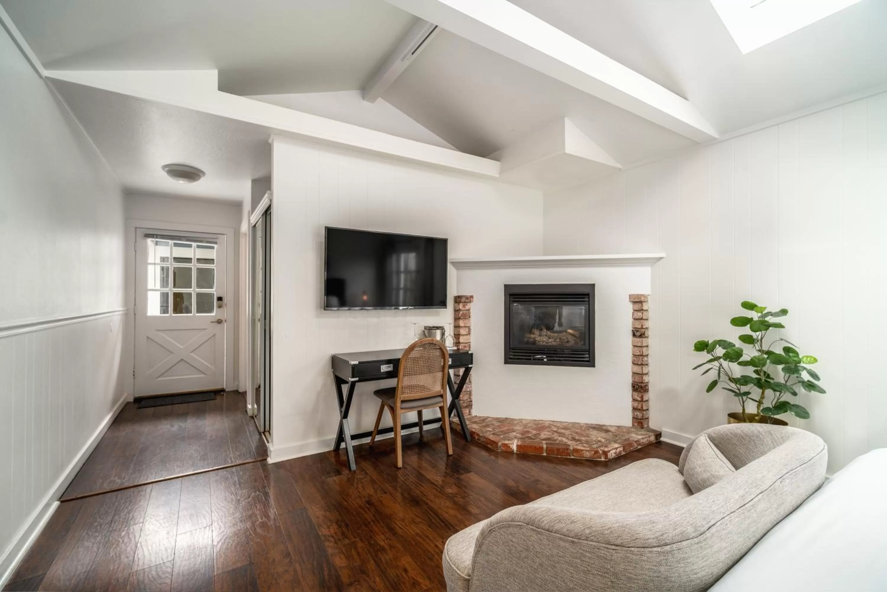 Bed in Agate Cove Inn