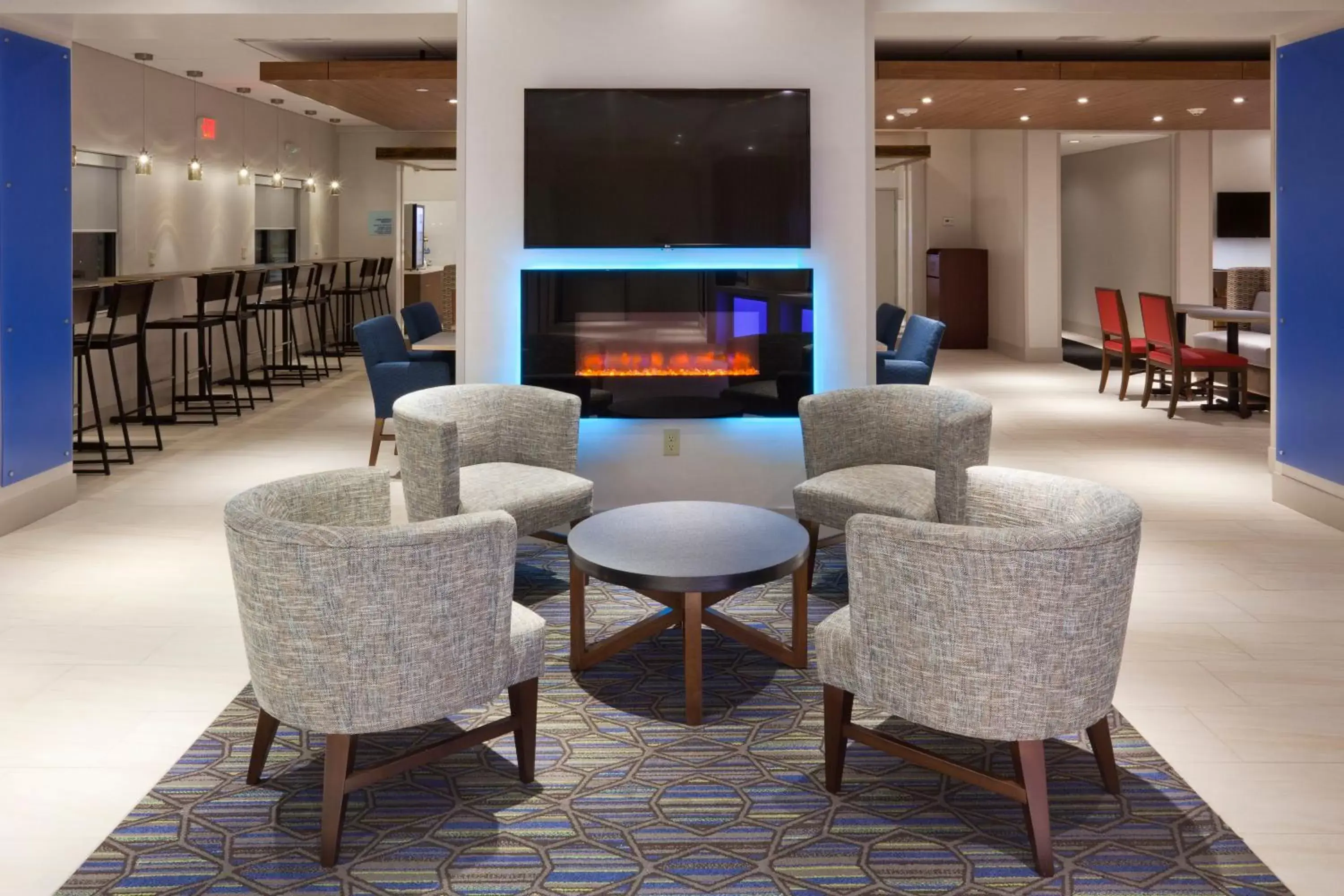 Lobby or reception, Lounge/Bar in Holiday Inn Express Roseville-St. Paul, an IHG Hotel