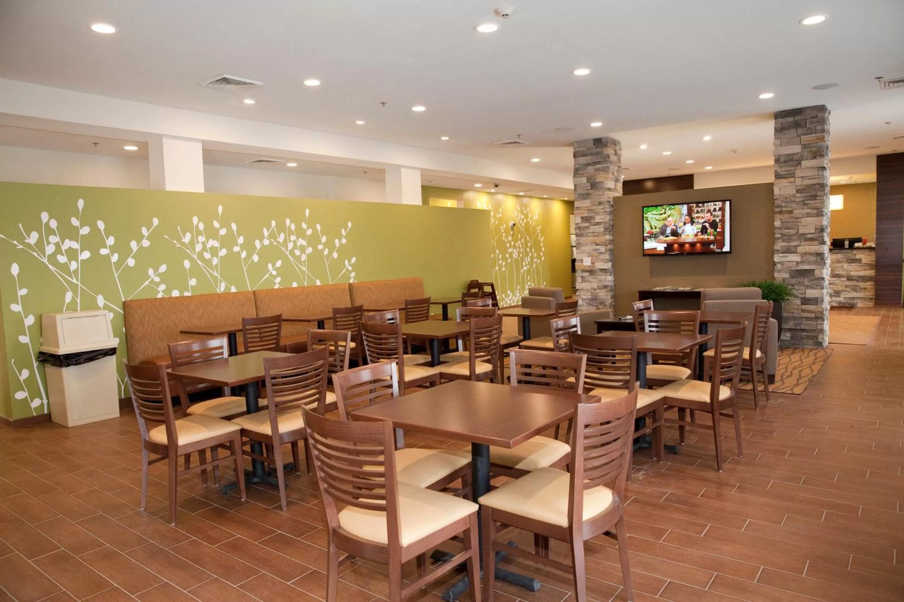 Communal lounge/ TV room in Sleep Inn & Suites Belmont - St. Clairsville