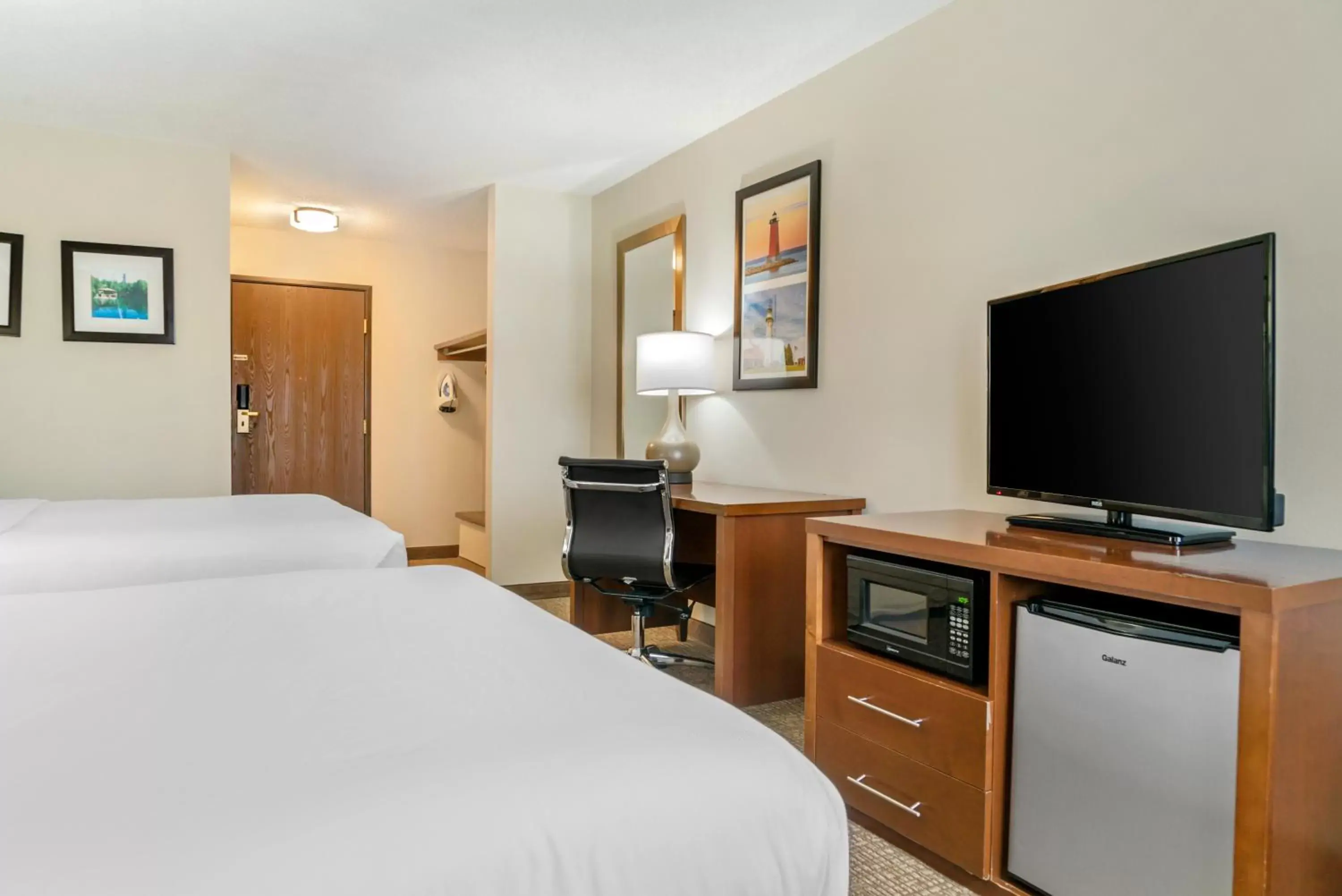 Bed, TV/Entertainment Center in Comfort Inn