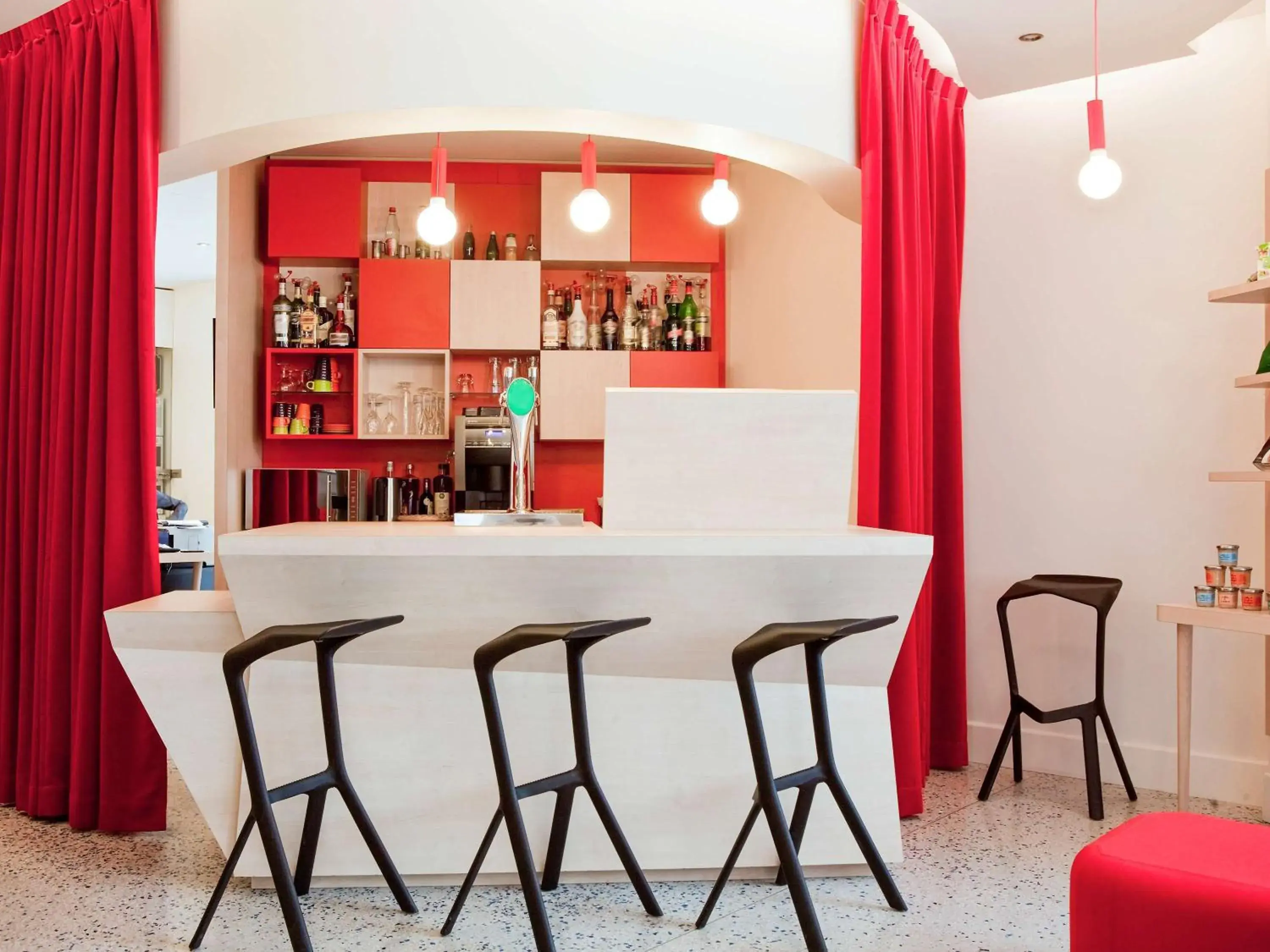 Lounge or bar, Lounge/Bar in ibis Styles Paris Mairie de Montreuil
