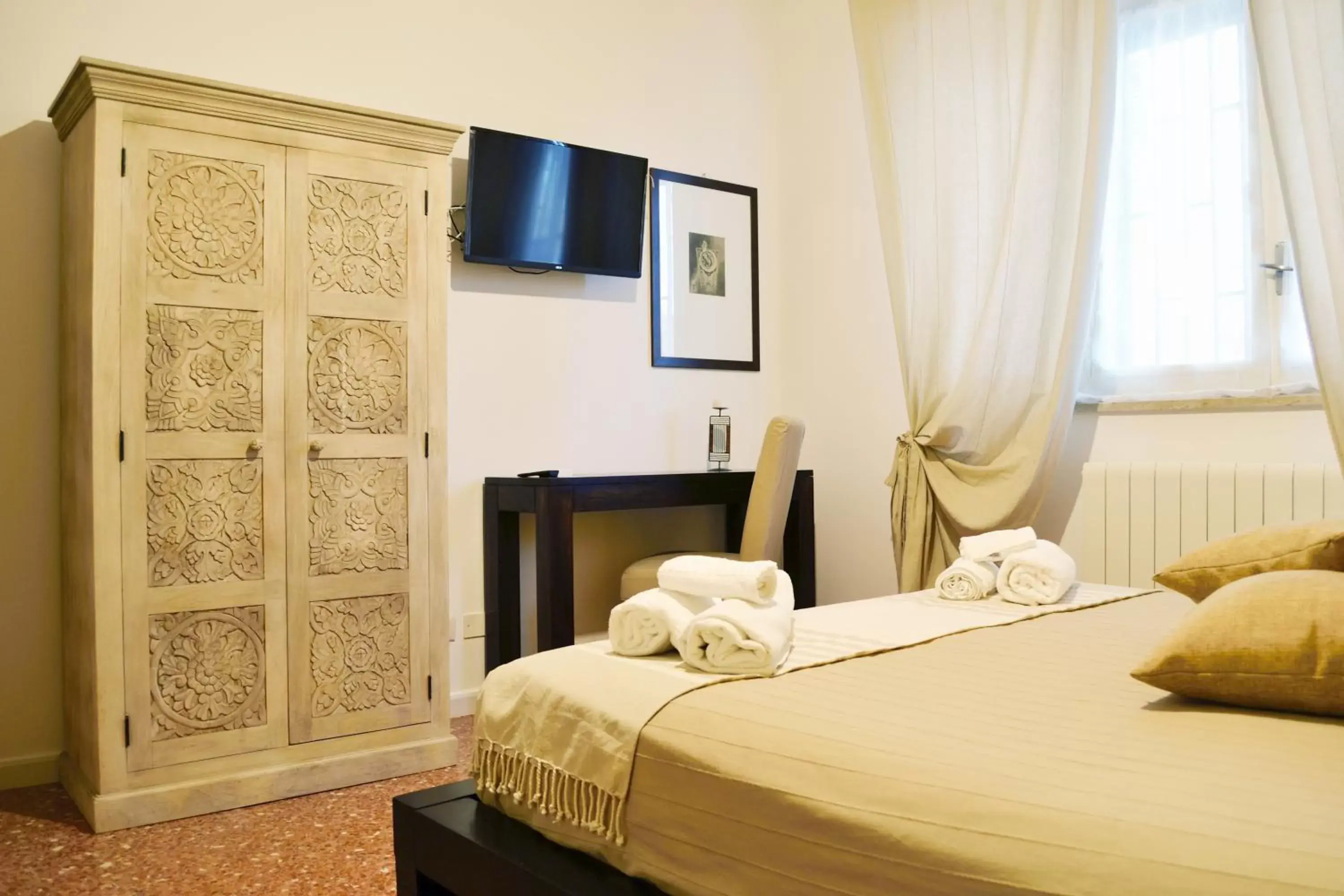 Bed, TV/Entertainment Center in Piazza Marina
