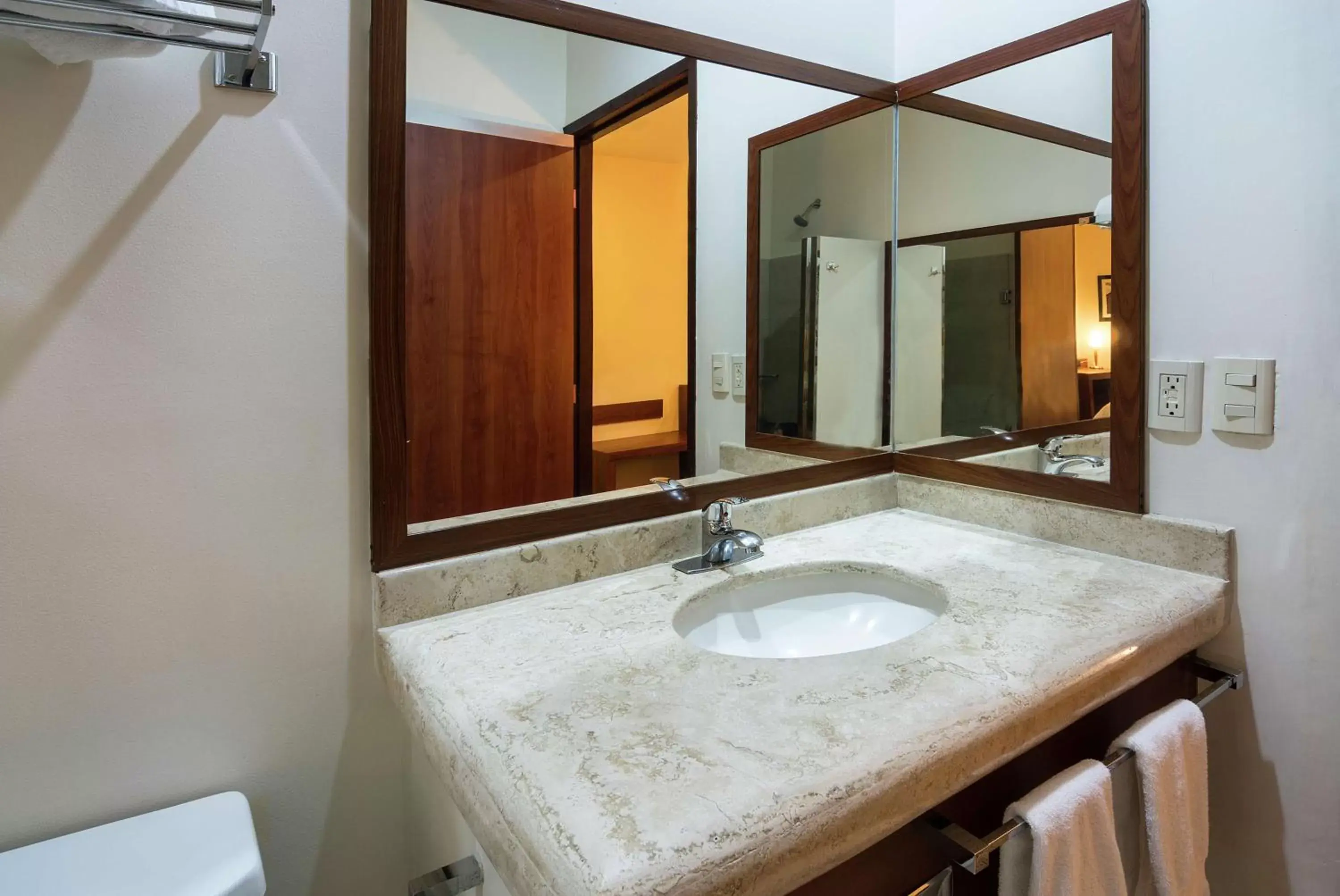 Bathroom in Hampton by Hilton San Juan del Rio