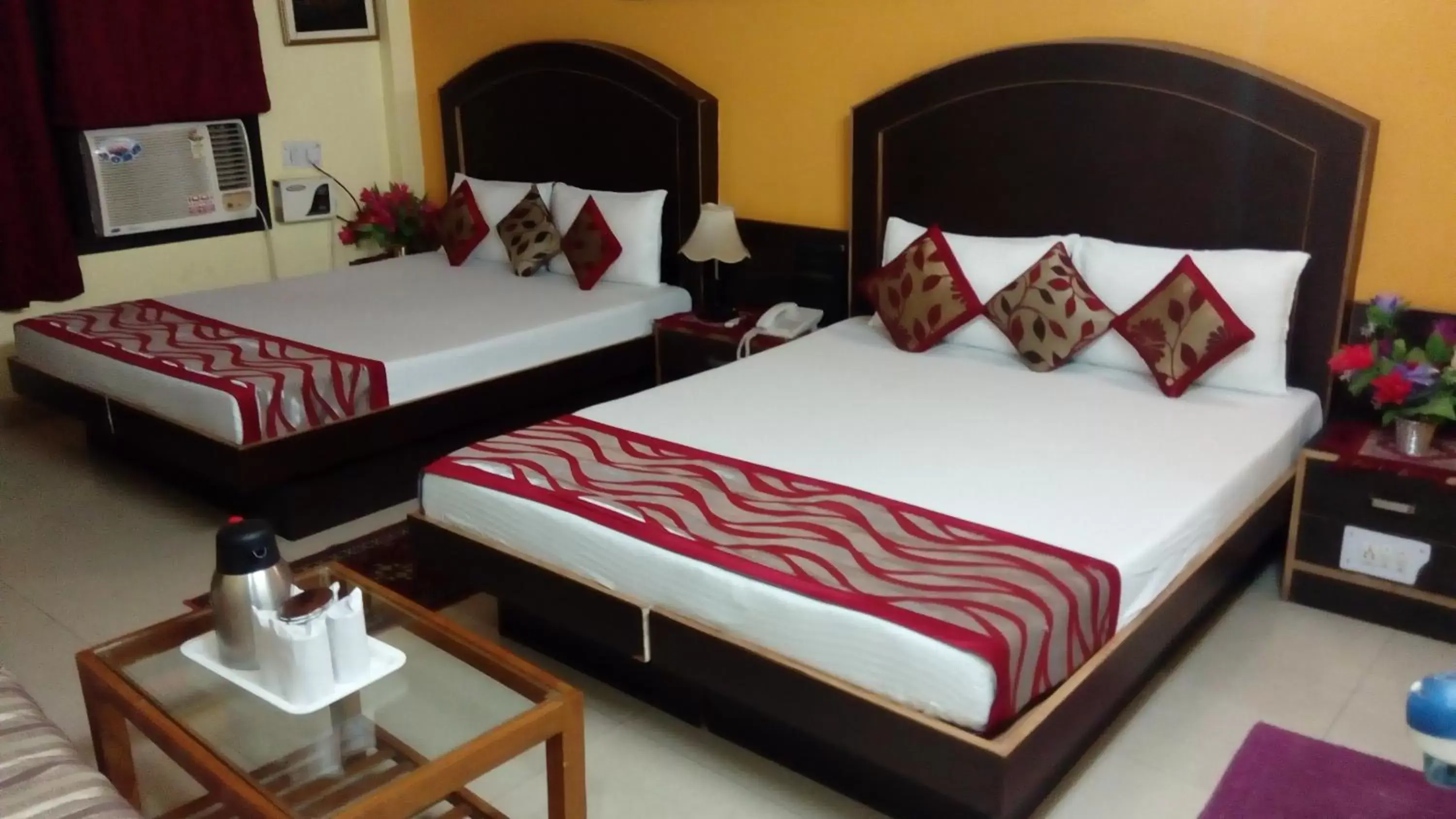 Bed in Hotel Su Shree Continental 5 Minutes Walk From New Delhi Railway Station