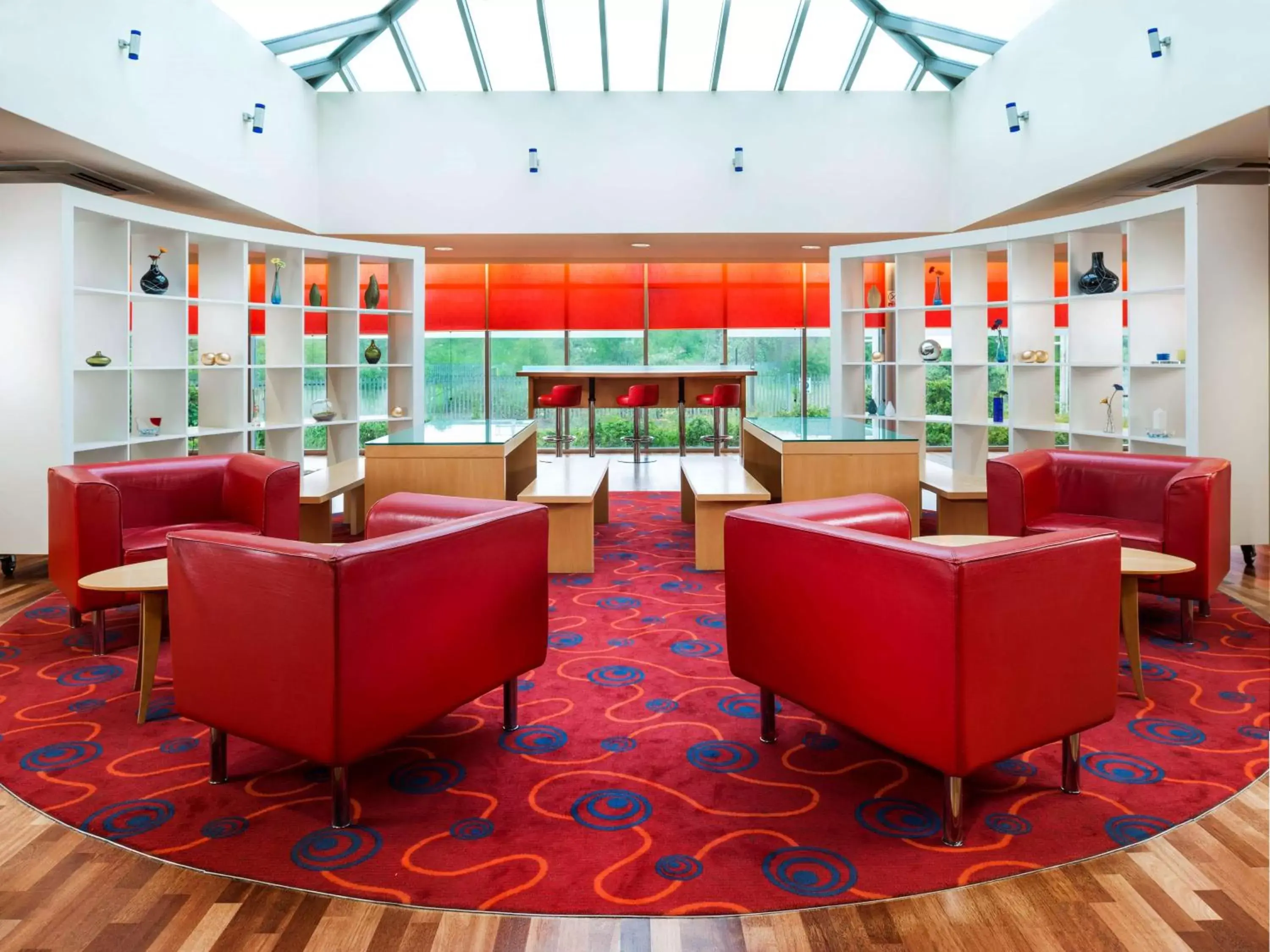 Lounge or bar in Park Inn by Radisson Birmingham Walsall Lounge or bar in Park Inn by Radisson Birmingham Walsall
