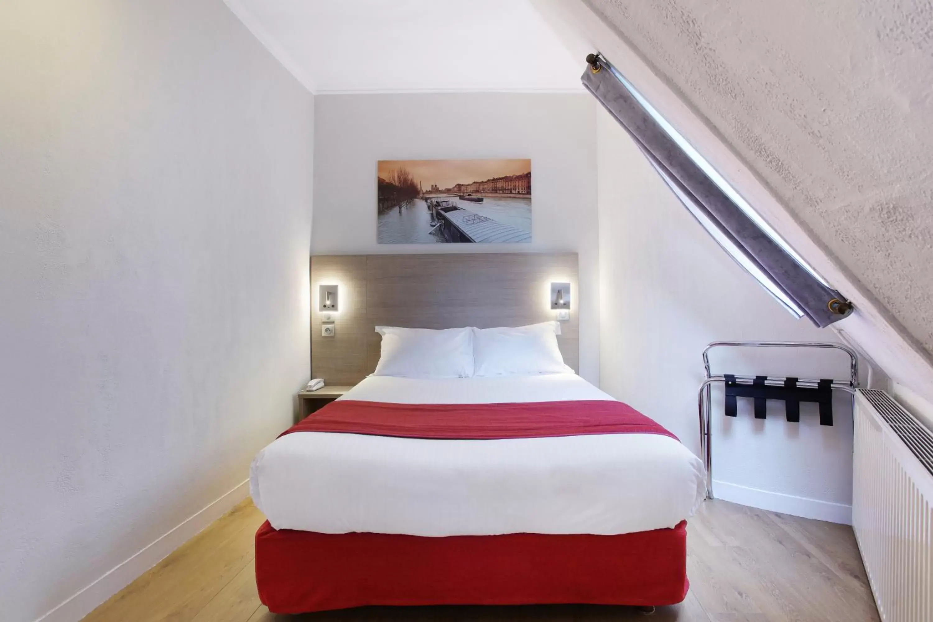 Bed in Hôtel LUX PICPUS