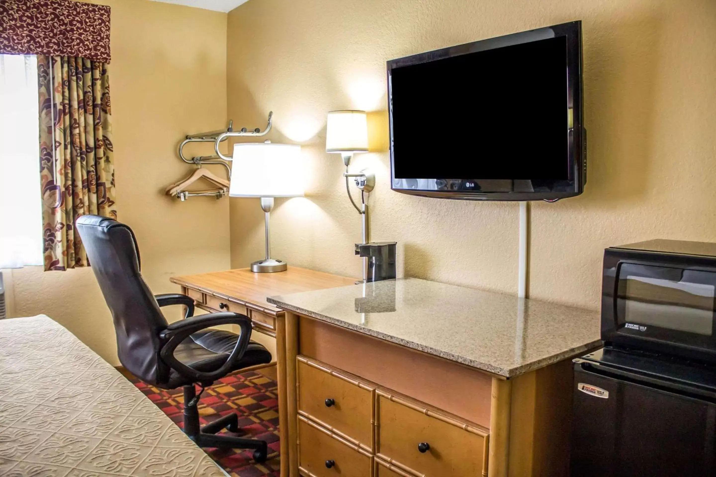 Photo of the whole room, TV/Entertainment Center in Quality Inn Hall of Fame