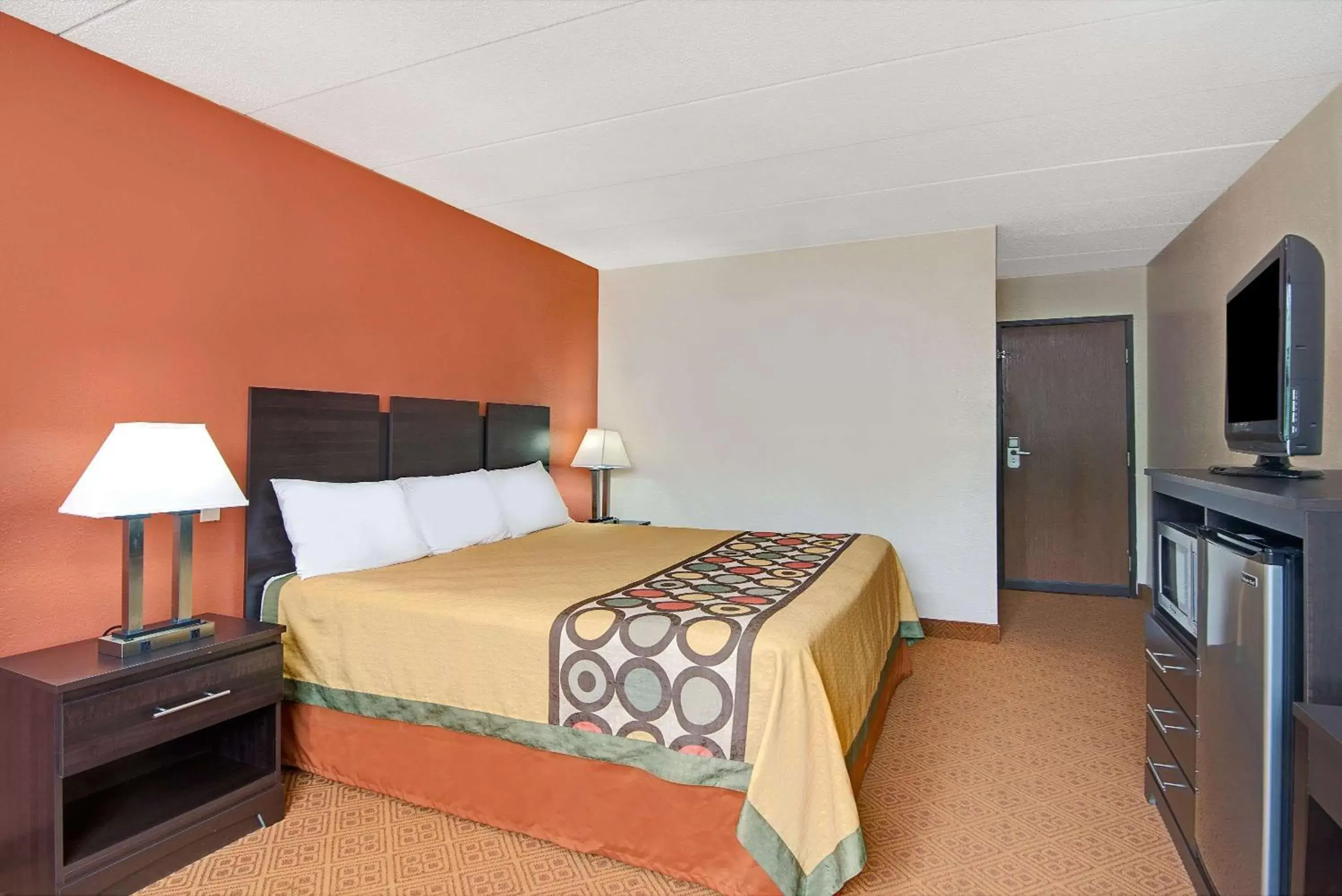 Photo of the whole room, Bed in Super 8 by Wyndham Stamford/New York City Area