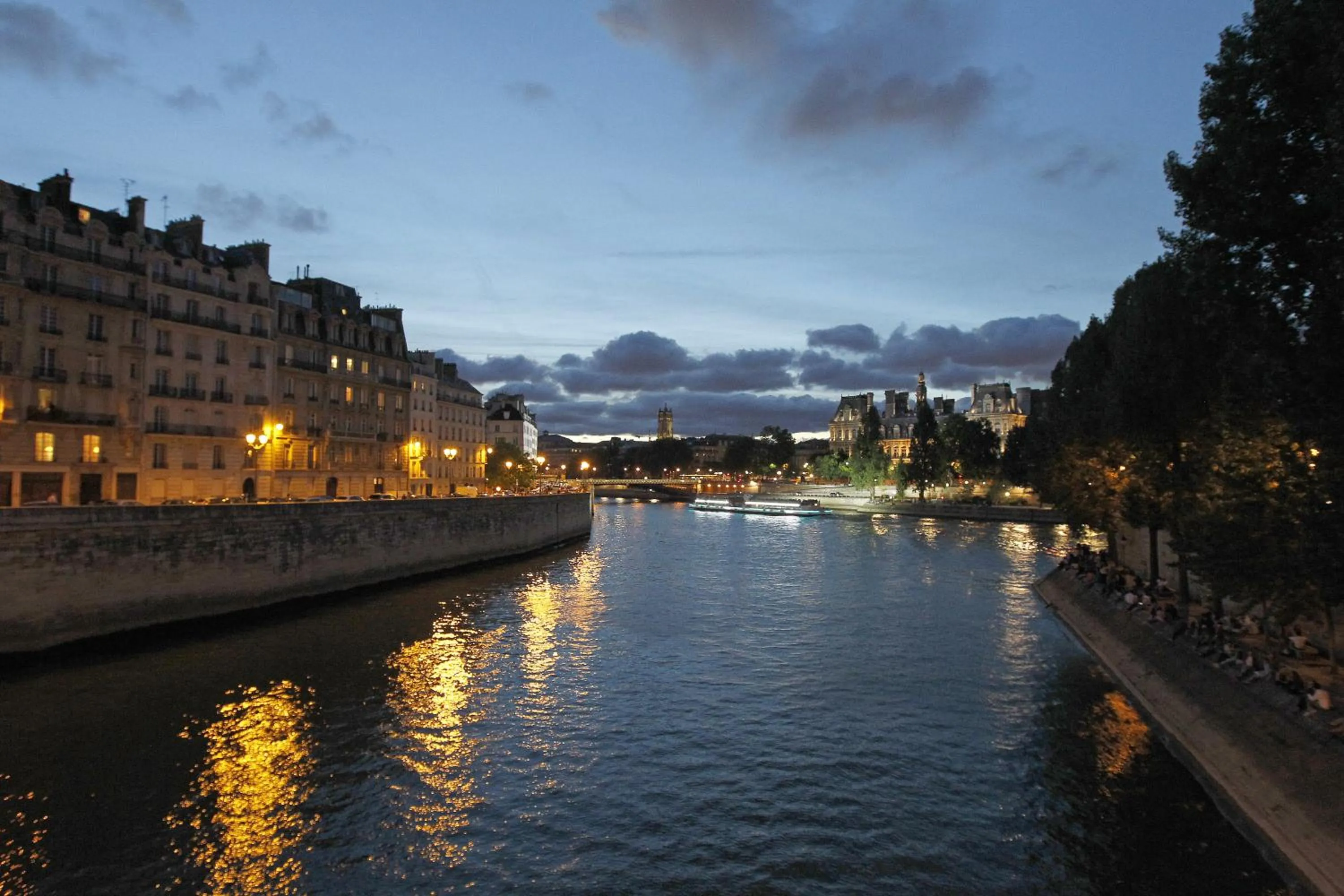 Nearby landmark in Hotel des Deux-Iles - Notre-Dame