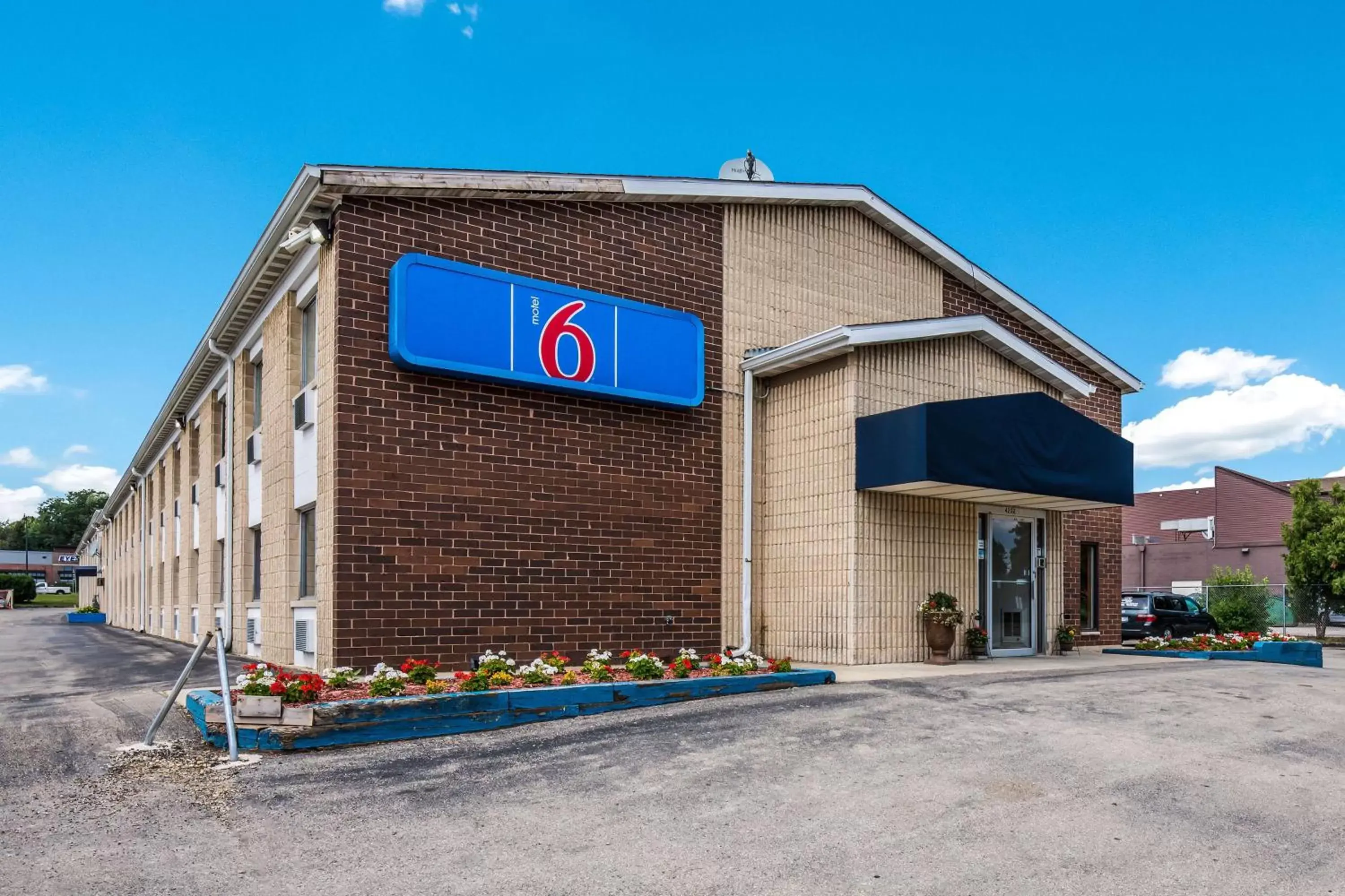Property Building in Motel 6-Madison, WI - East