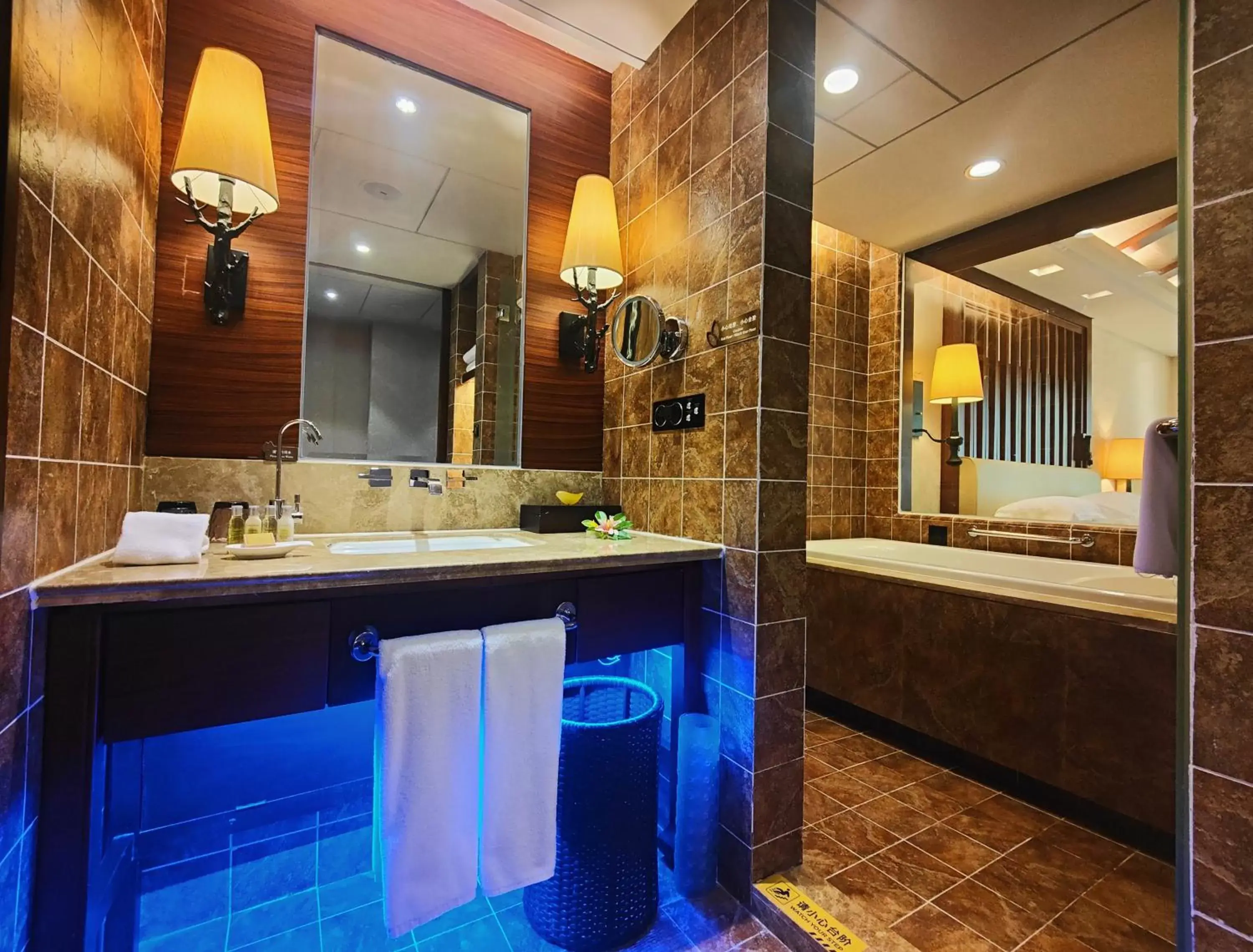 Hot Tub, Bathroom in Hilton Sanqingshan Resort