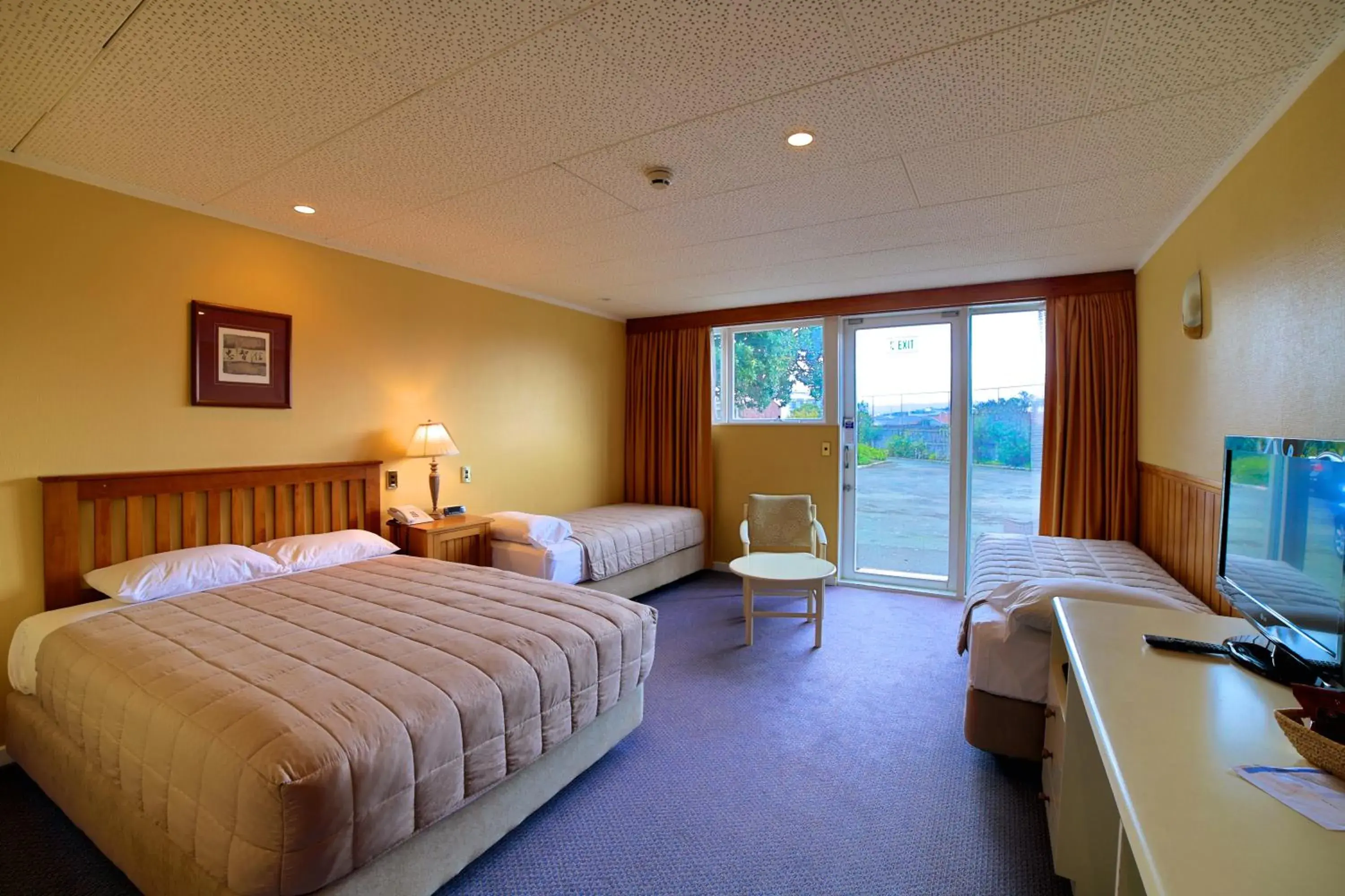 Bedroom in Brentwood Hotel