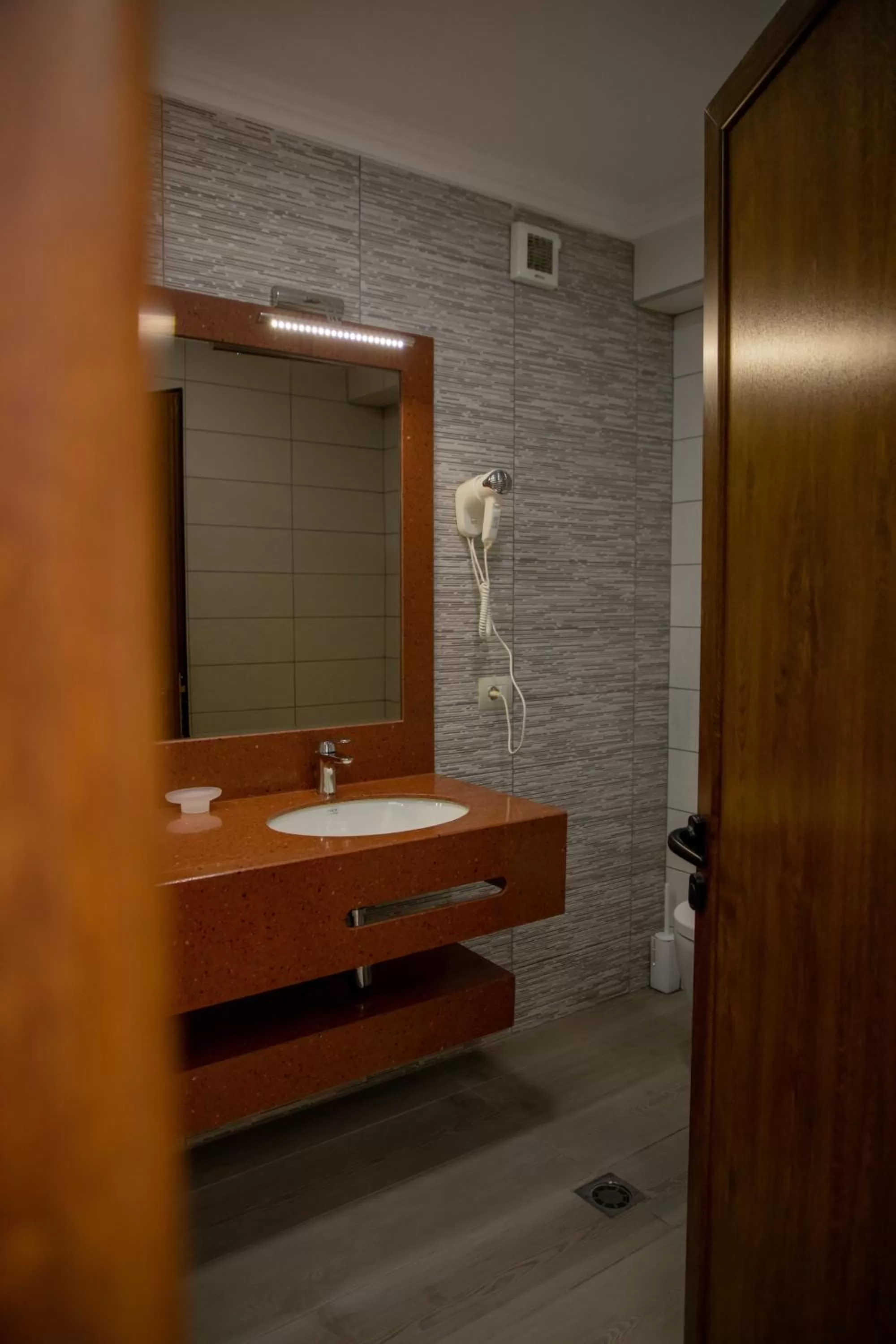 Shower in Hotel Dyrrah