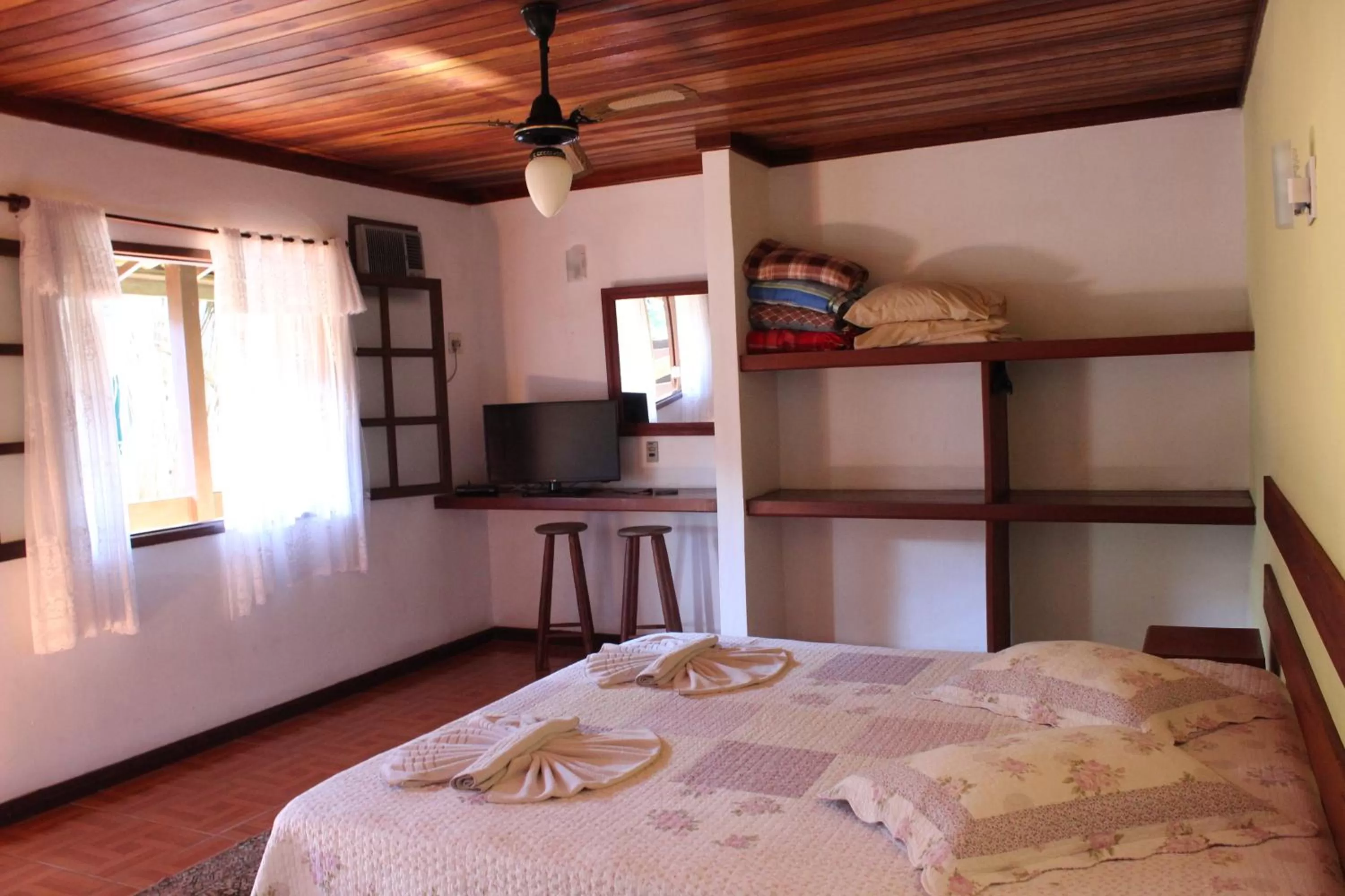 Photo of the whole room, Bed in Pousada Flor de Paraty