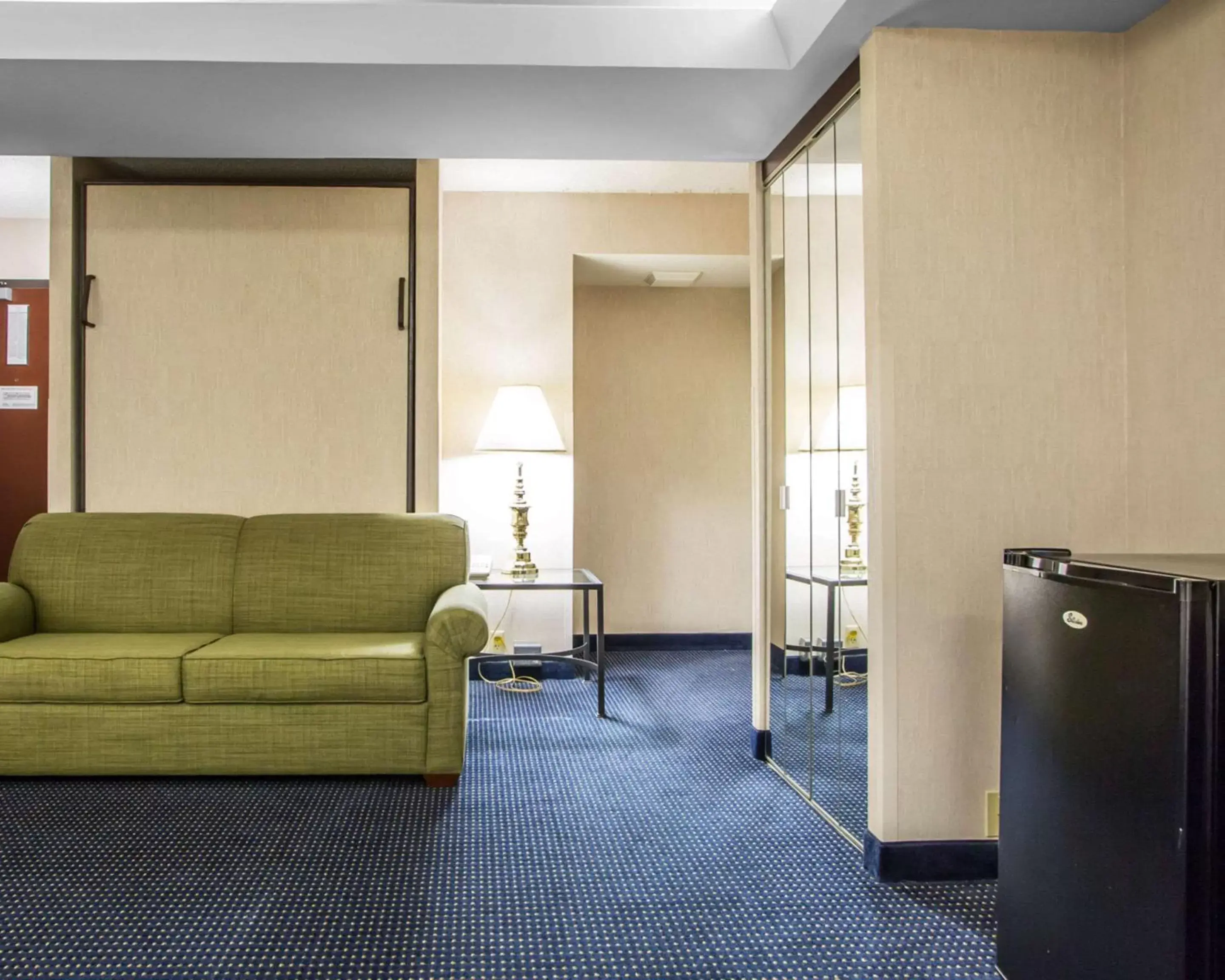 Bedroom, Seating Area in Quality Inn Schaumburg - Chicago near the Mall