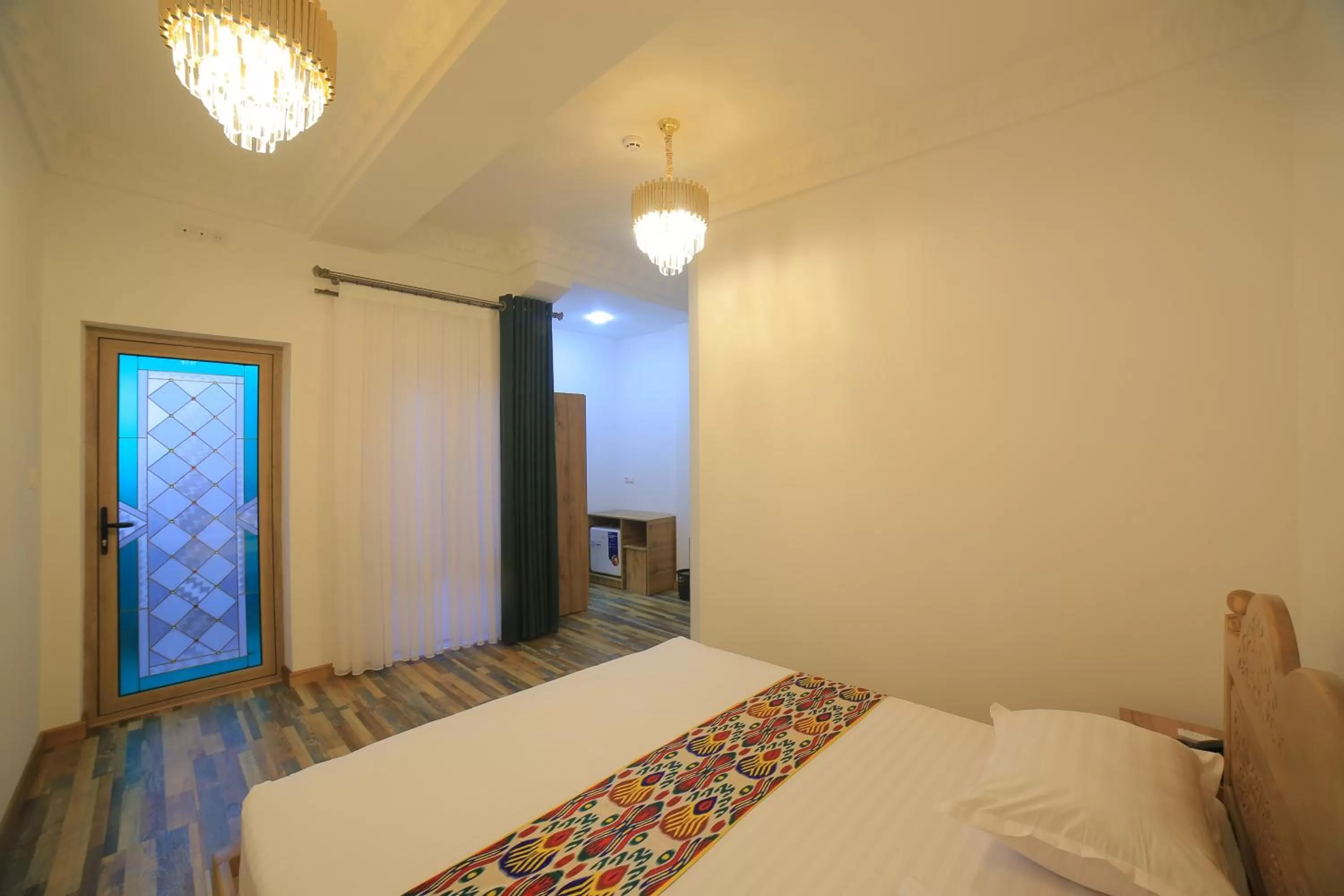 Photo of the whole room, Bed in Rizo Boutique