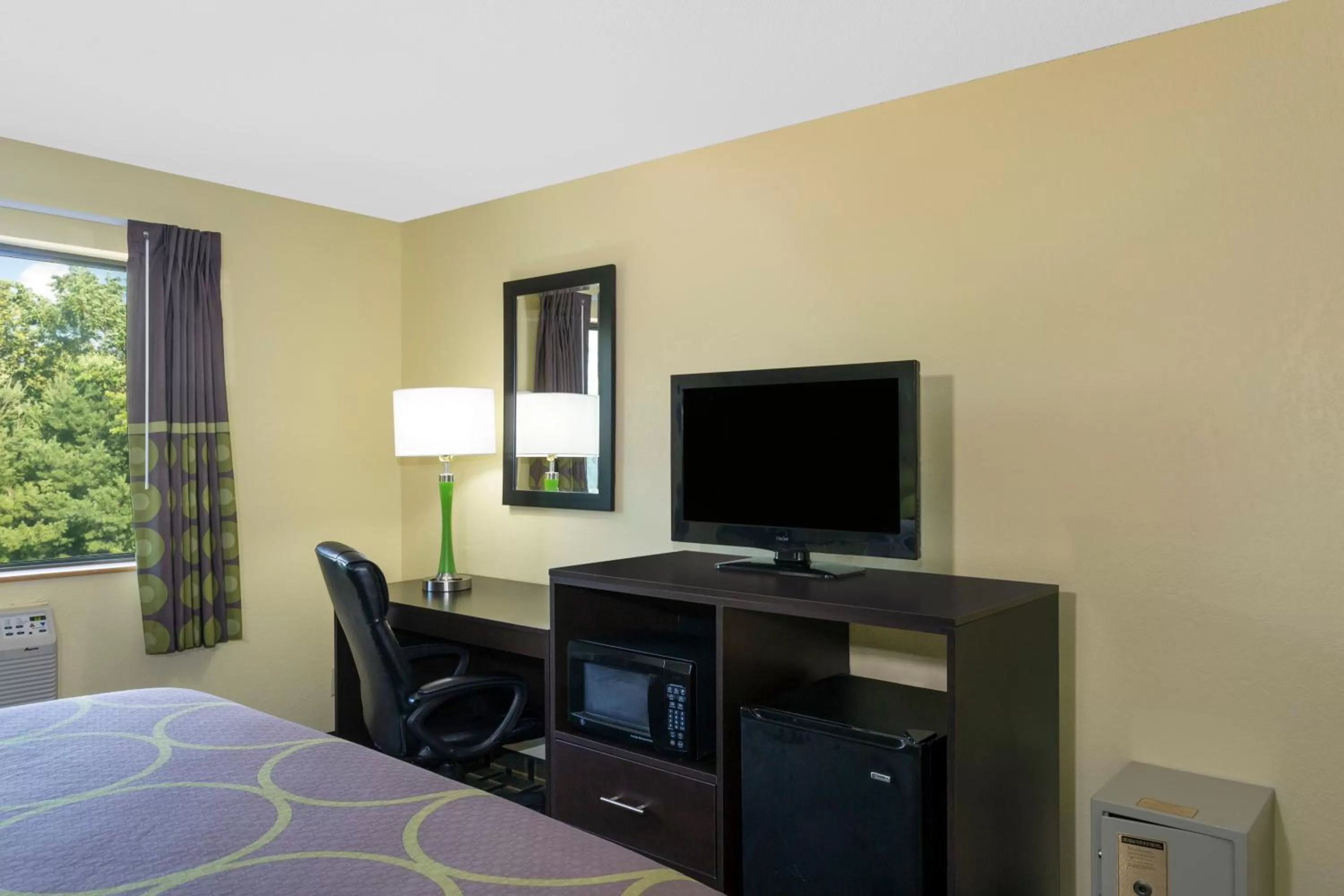 TV and multimedia, Bed in Super 8 by Wyndham Marietta
