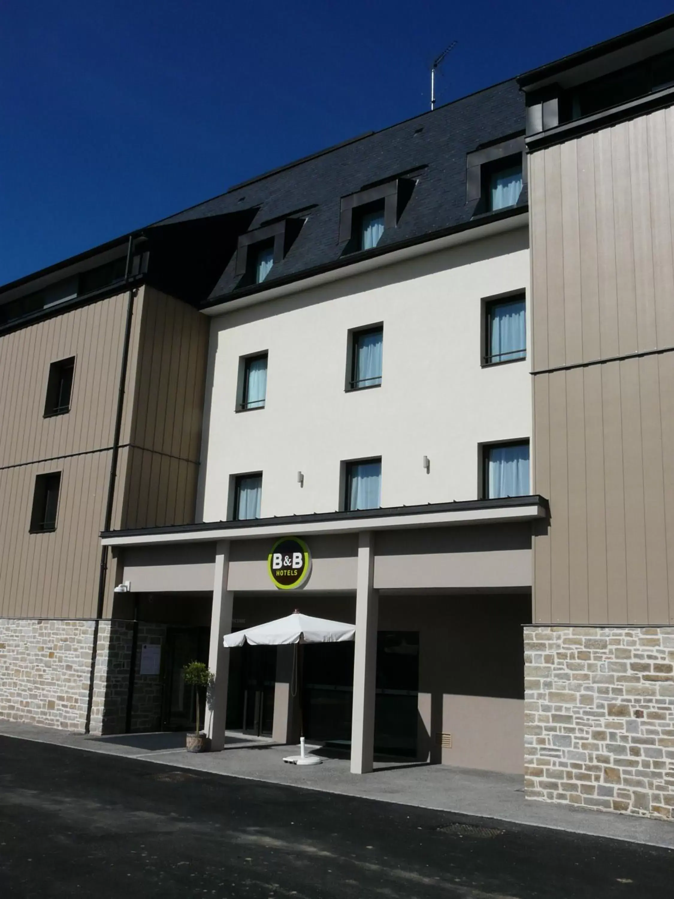 Facade/entrance, Property Building in B&B HOTEL Saint Malo Sud