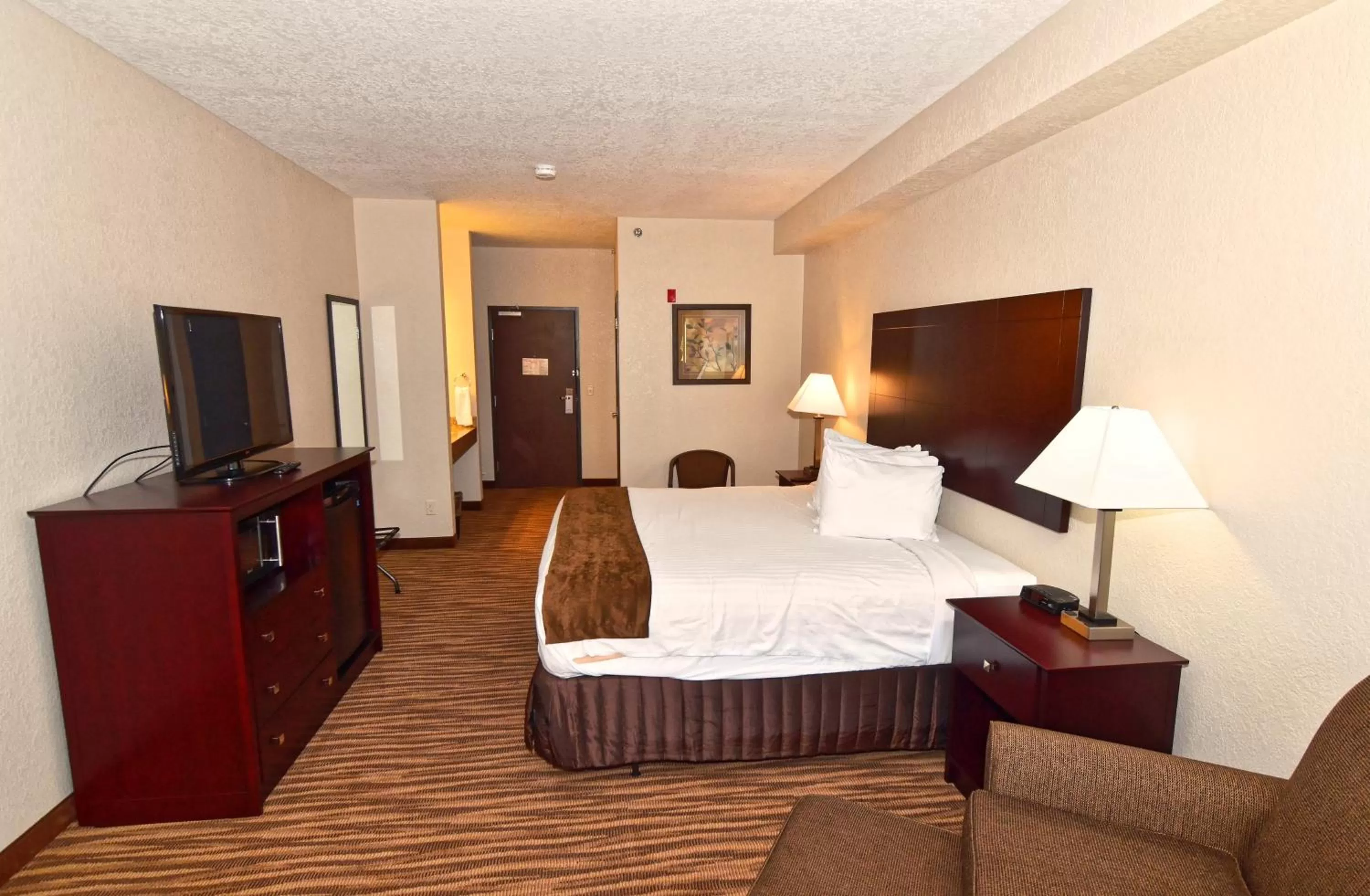 TV and multimedia, Bed in Cobblestone Inn & Suites - Clarion