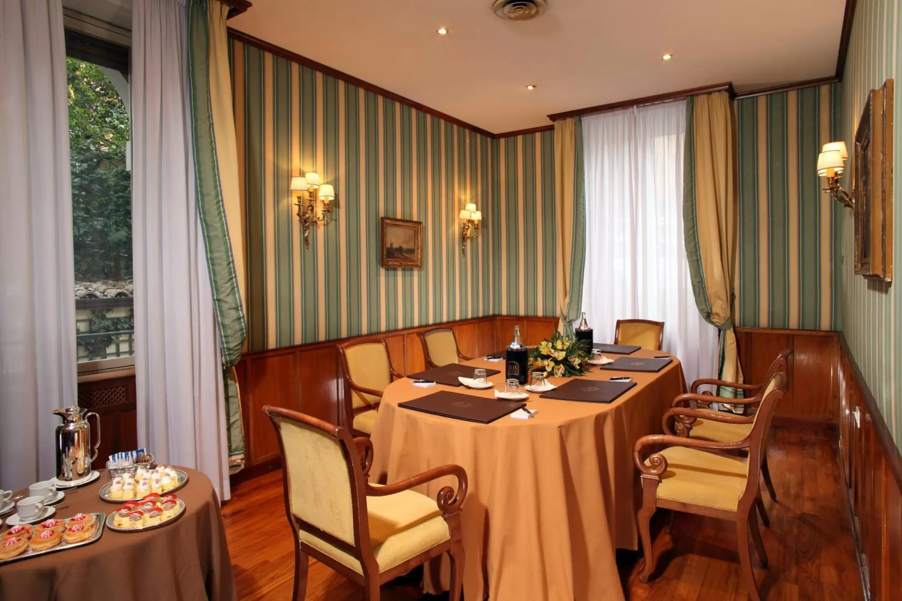 Business facilities, Restaurant/Places to Eat in Hotel Degli Aranci