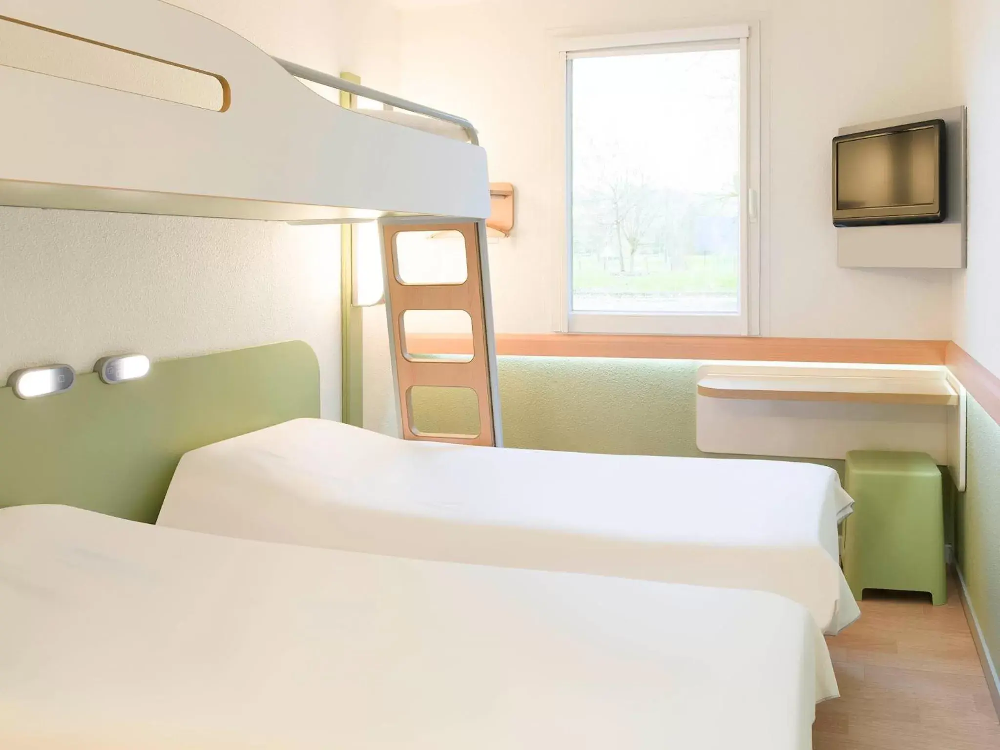 Photo of the whole room, Bunk Bed in ibis Budget Lons-le-Saunier