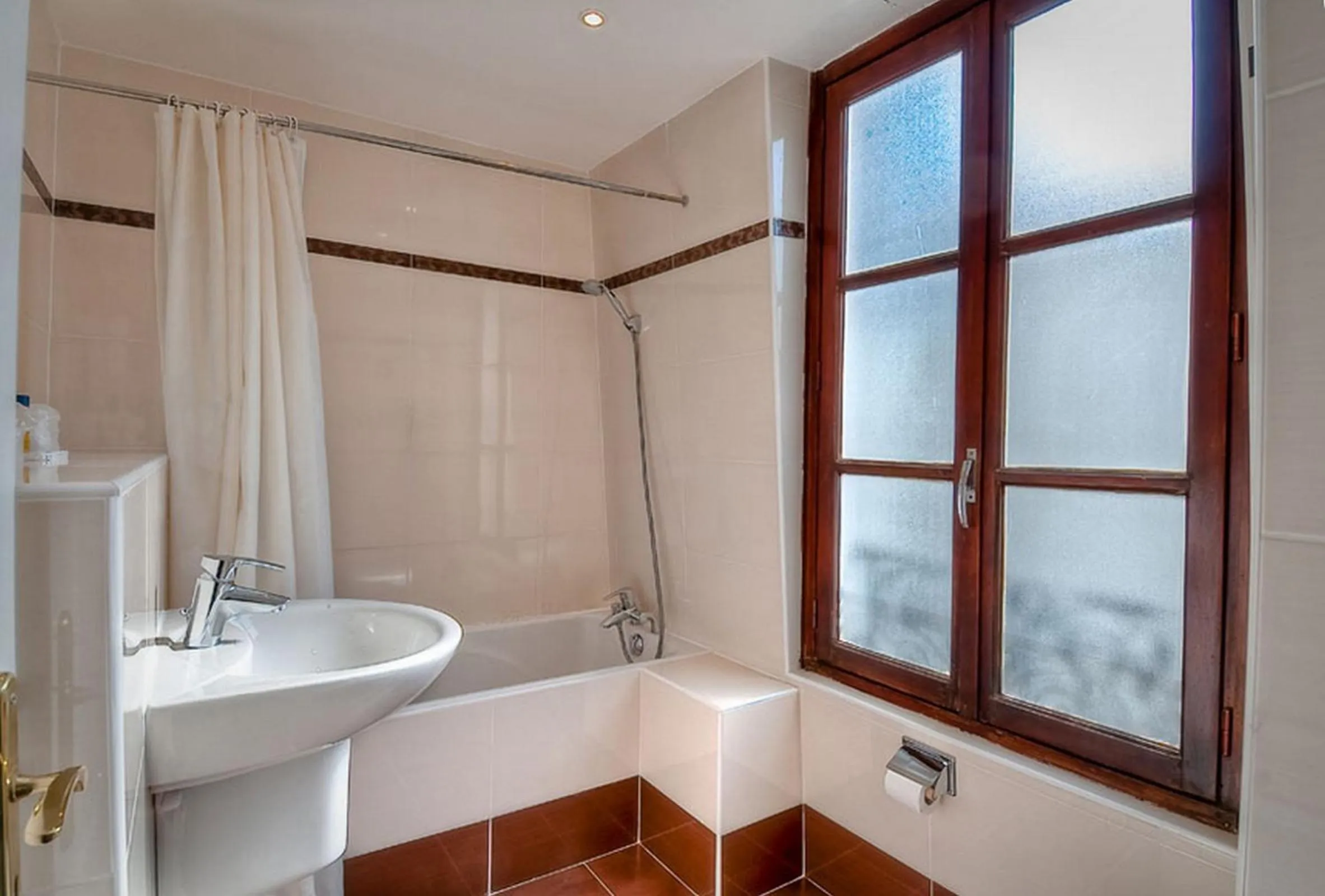 Bathroom in L'Ouest Hotel