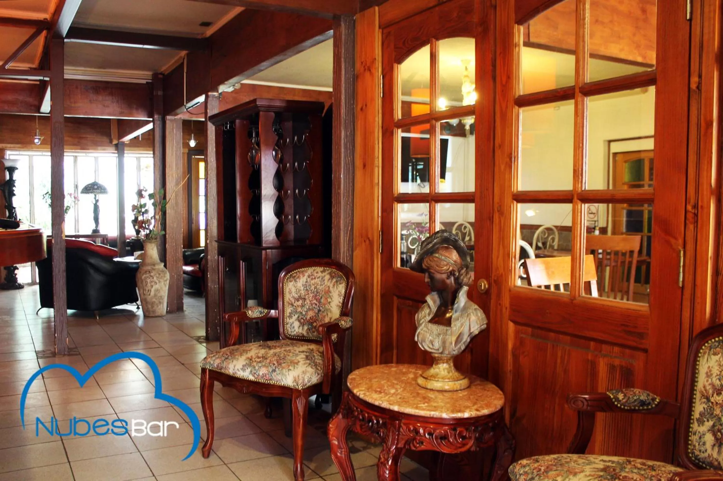 Text overlay in Nubes Hotel