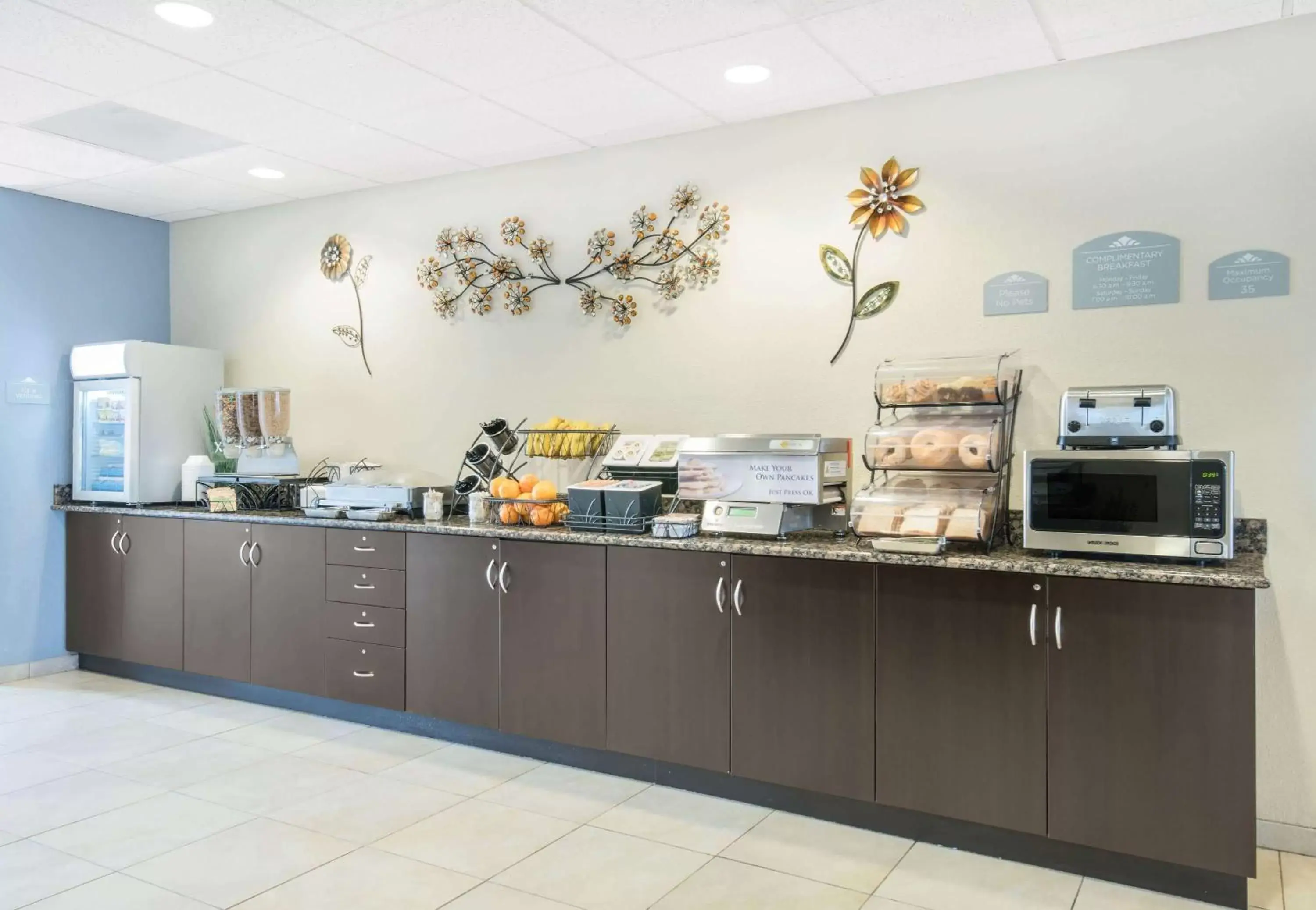 Restaurant/places to eat in Microtel Inn & Suites by Wyndham Stanley