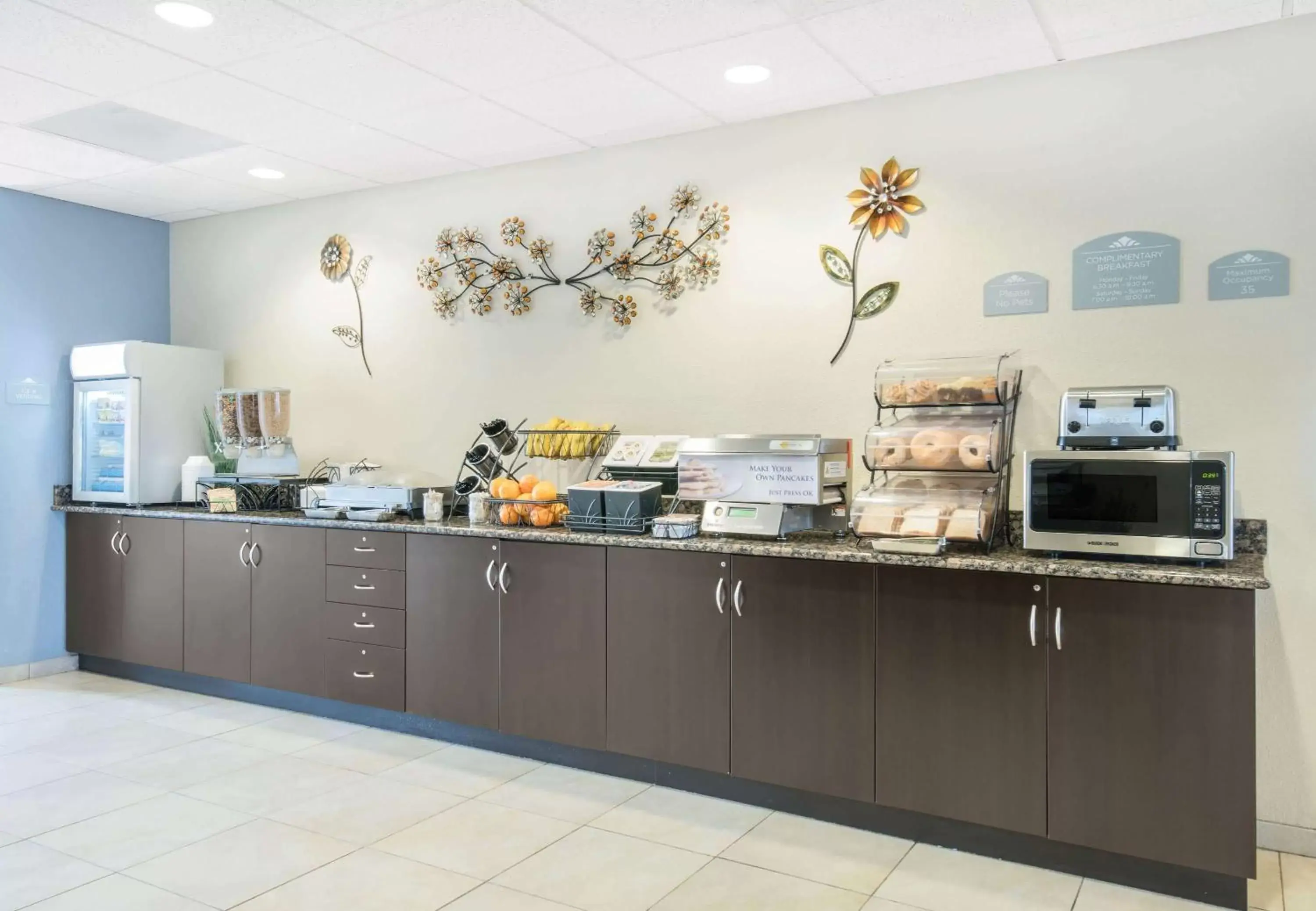 Restaurant/places to eat in Microtel Inn & Suites by Wyndham Stanley Restaurant/places to eat in Microtel Inn & Suites by Wyndham Stanley