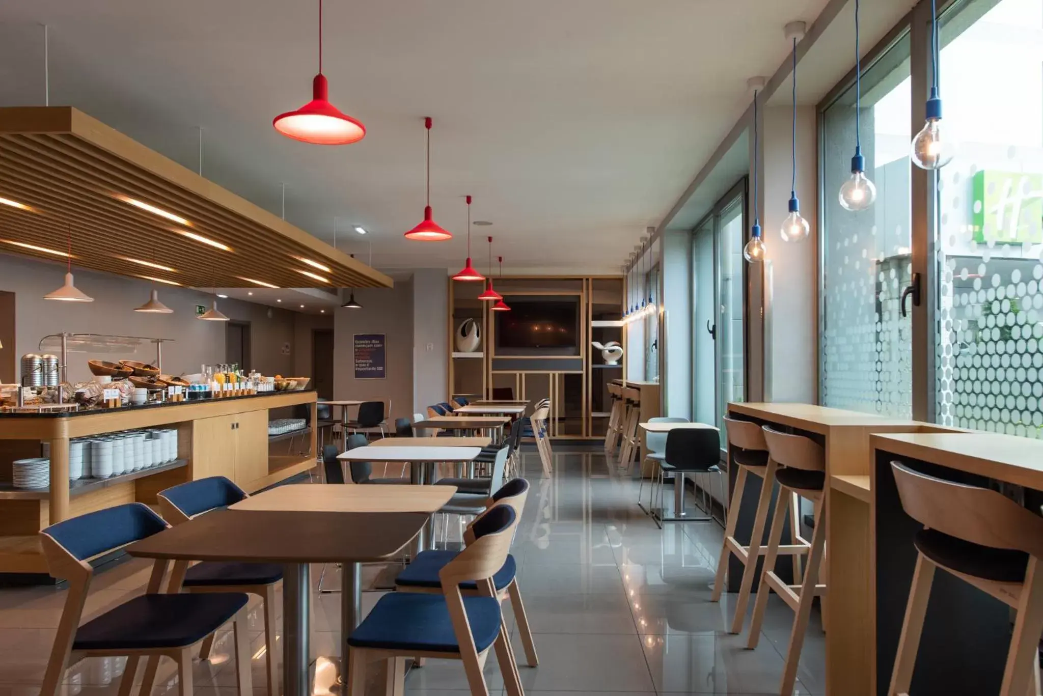 Restaurant/Places to Eat in Holiday Inn Express Lisbon Airport, an IHG Hotel