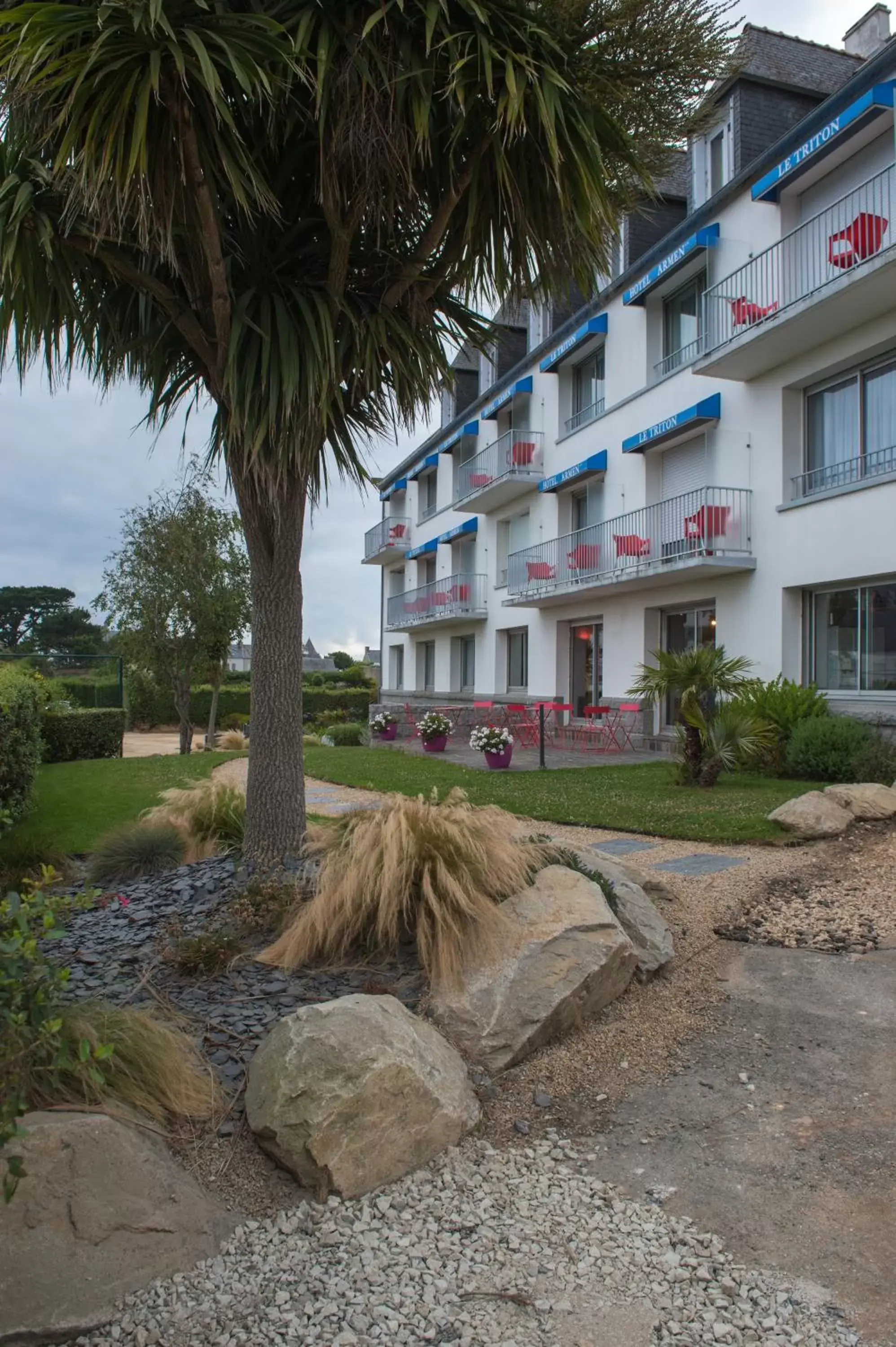 Patio, Property Building in The Originals City, Hôtel Armen Le Triton, Roscoff (Inter-Hotel)