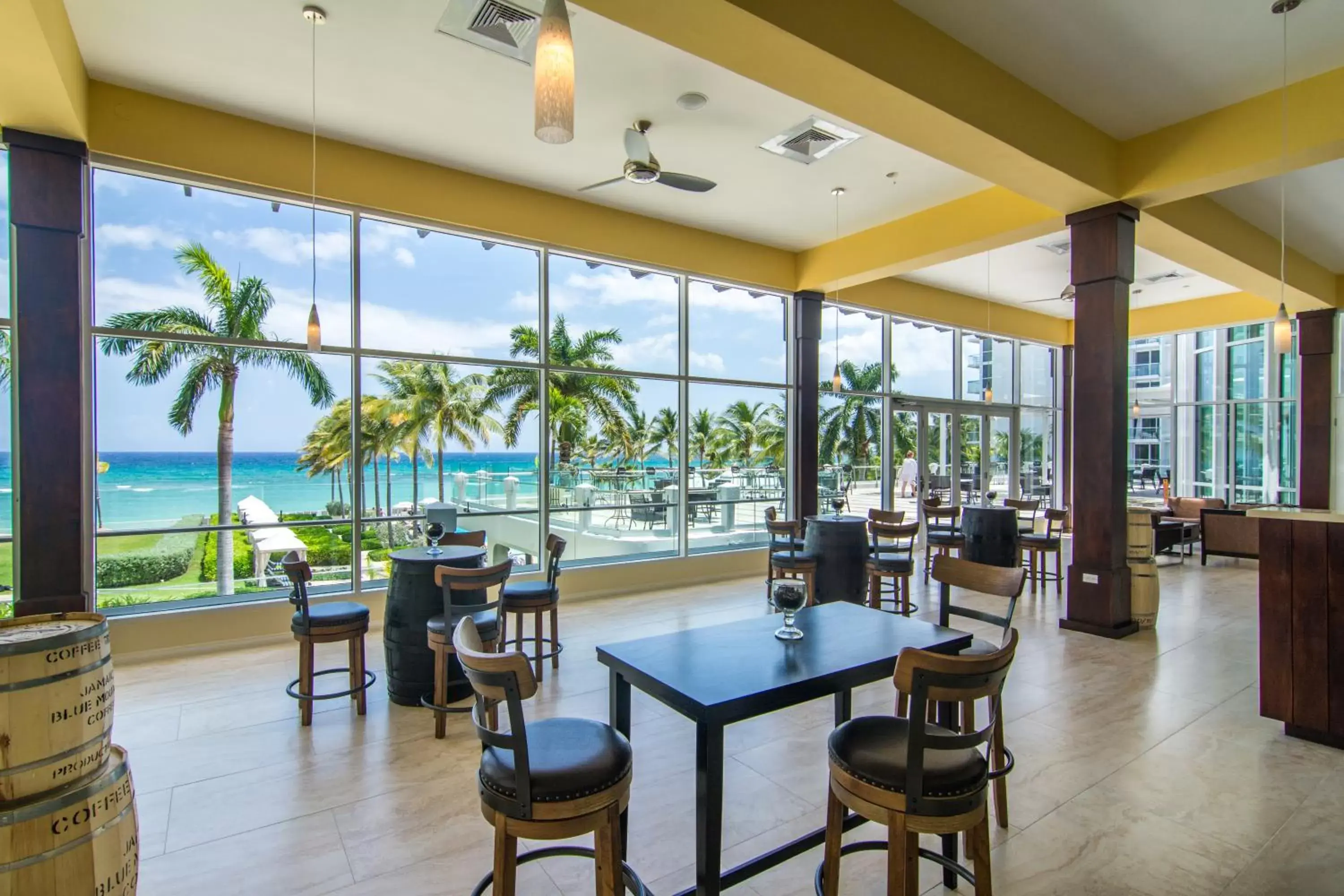 Lounge or bar, Restaurant/Places to Eat in Hilton Rose Hall Resort & Spa