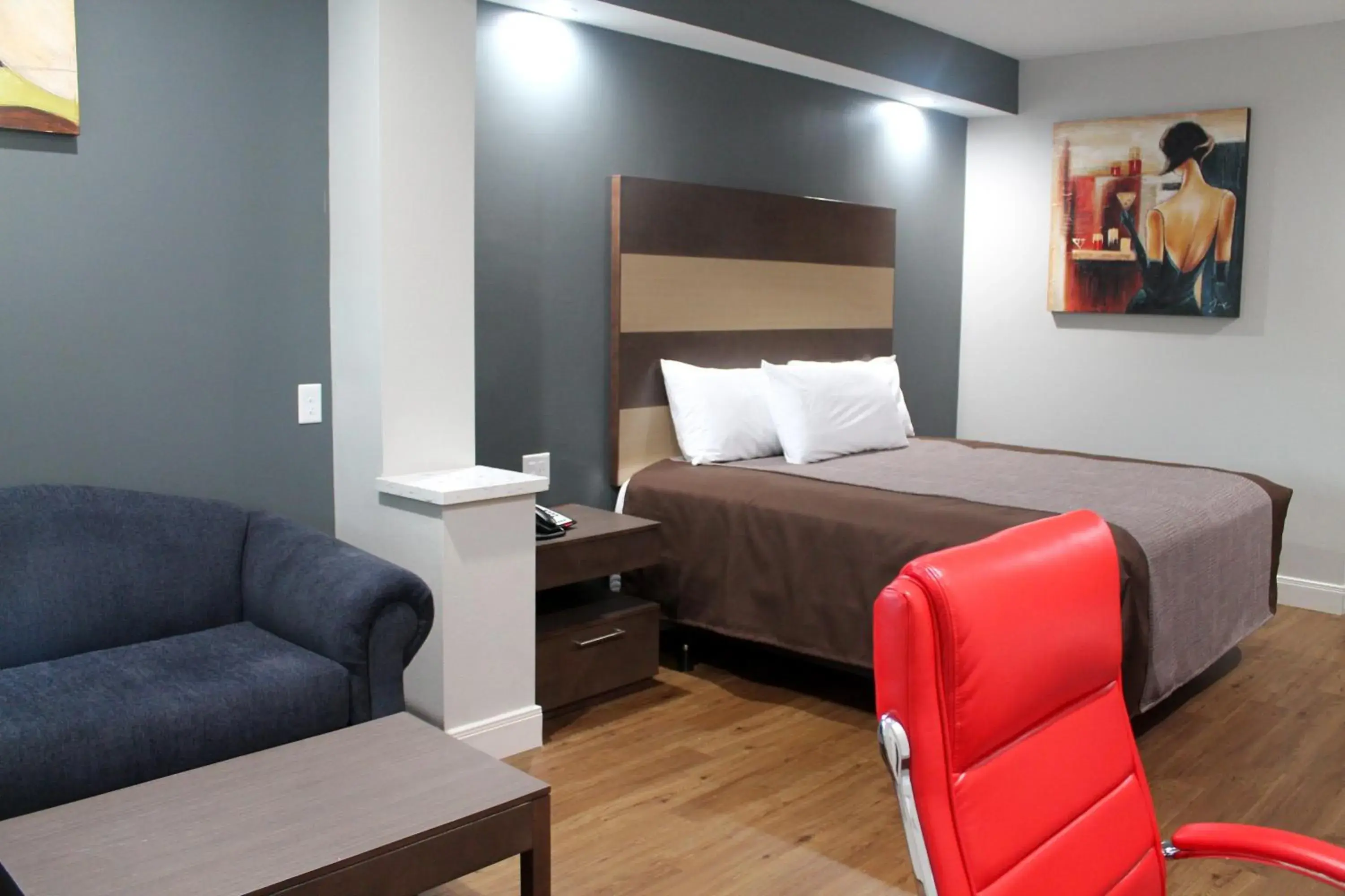 Bed in Grand Villa Inn & Suites Westchase