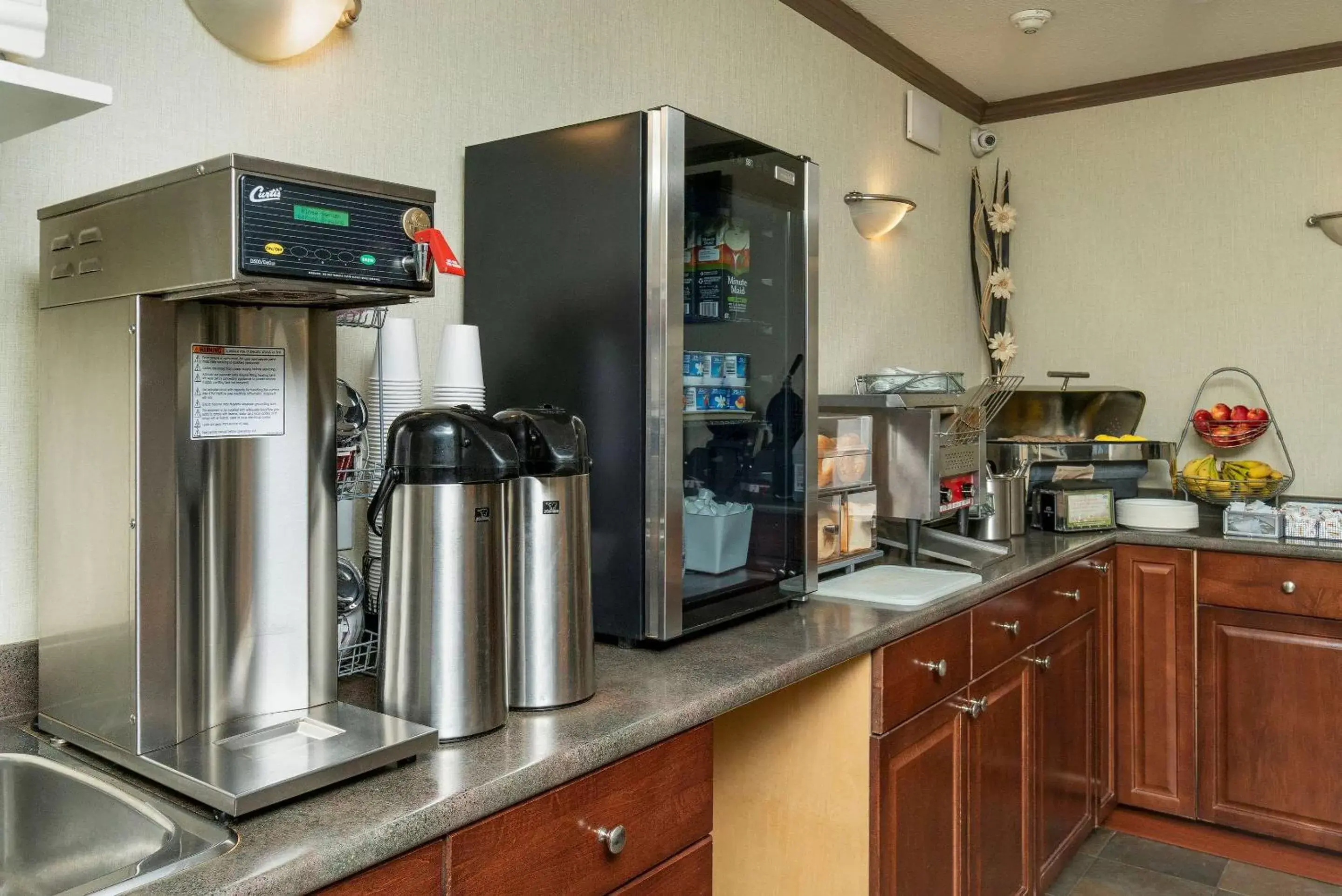 Breakfast, Kitchen/Kitchenette in Quality Inn & Suites