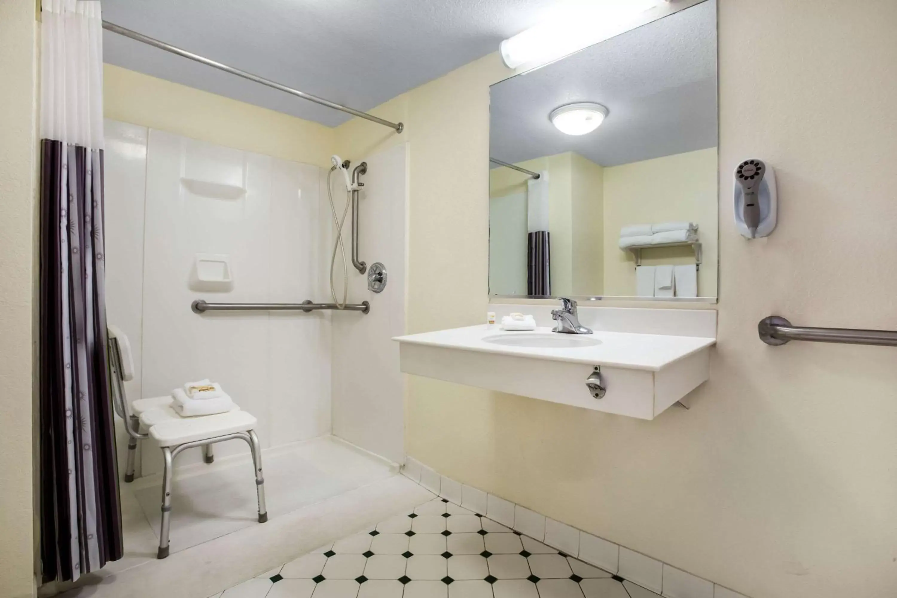 Photo of the whole room, Bathroom in La Quinta Inn by Wyndham Austin Capitol / Downtown