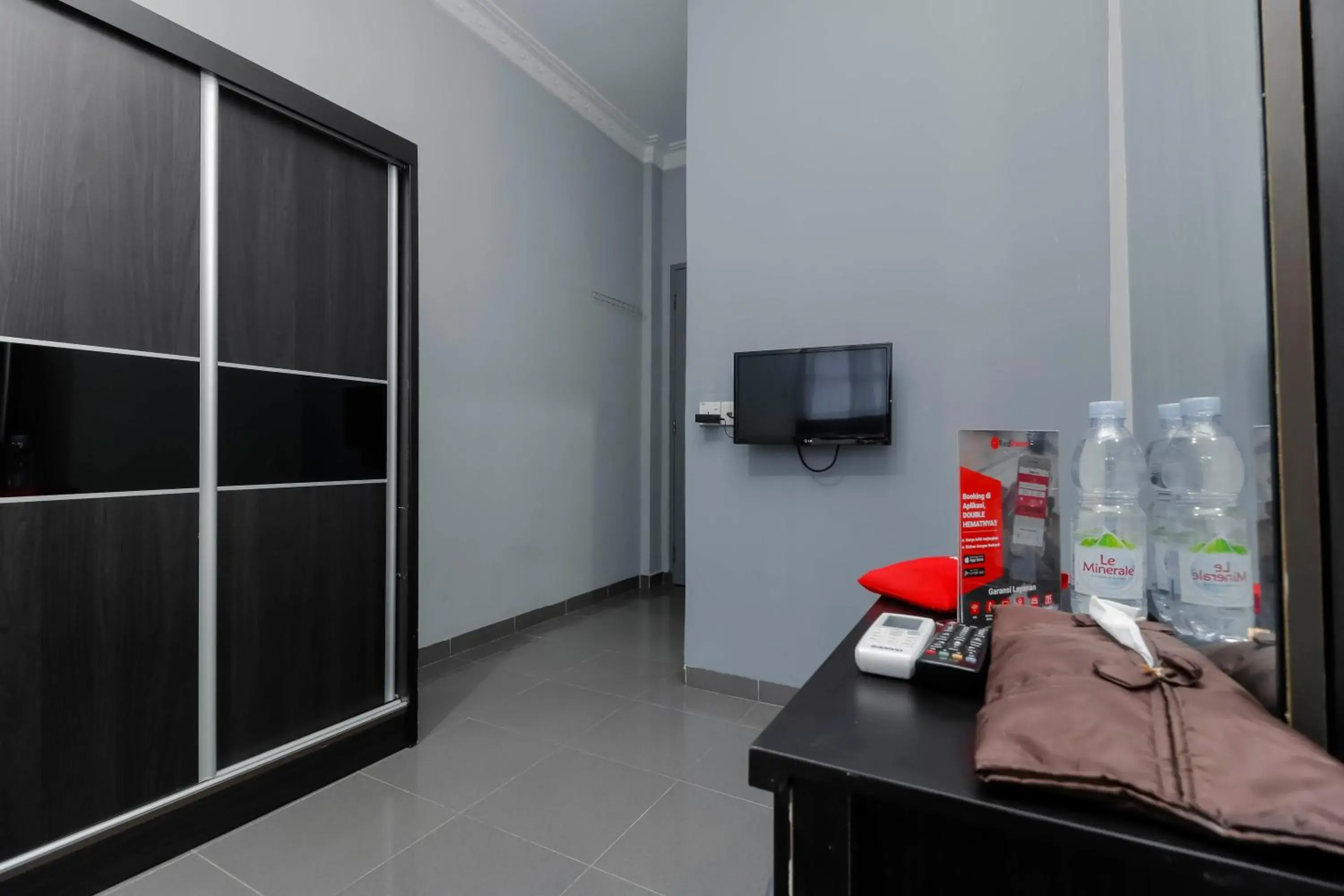 Bedroom, TV/Entertainment Center in RedDoorz Plus near Batam City Square