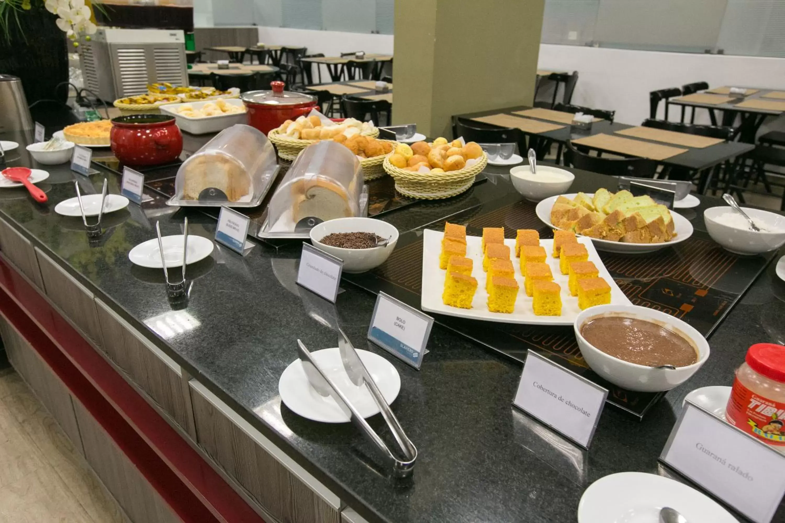 Buffet breakfast in Slim Cuiabá Aeroporto by Slaviero Hotéis