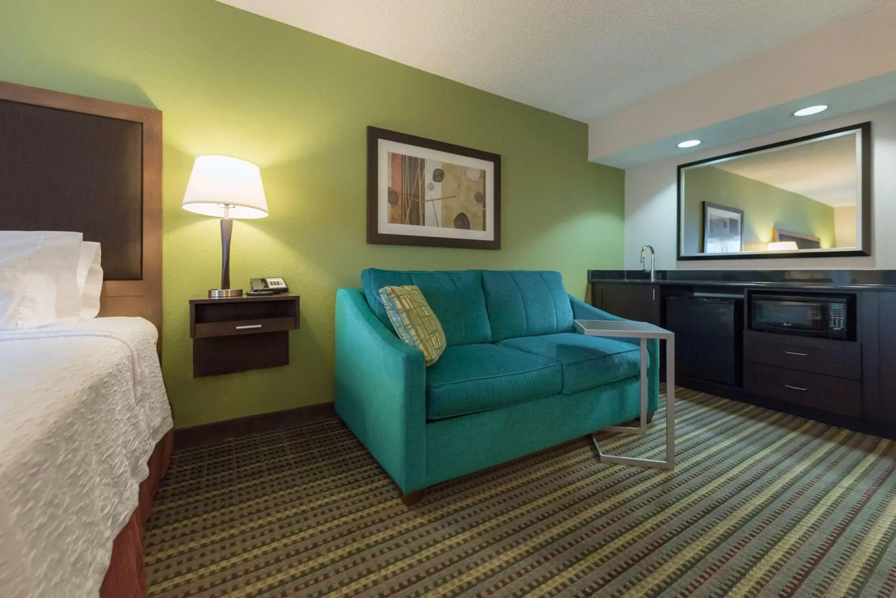 Bed, Seating Area in Hampton Inn Brooksville Dade City