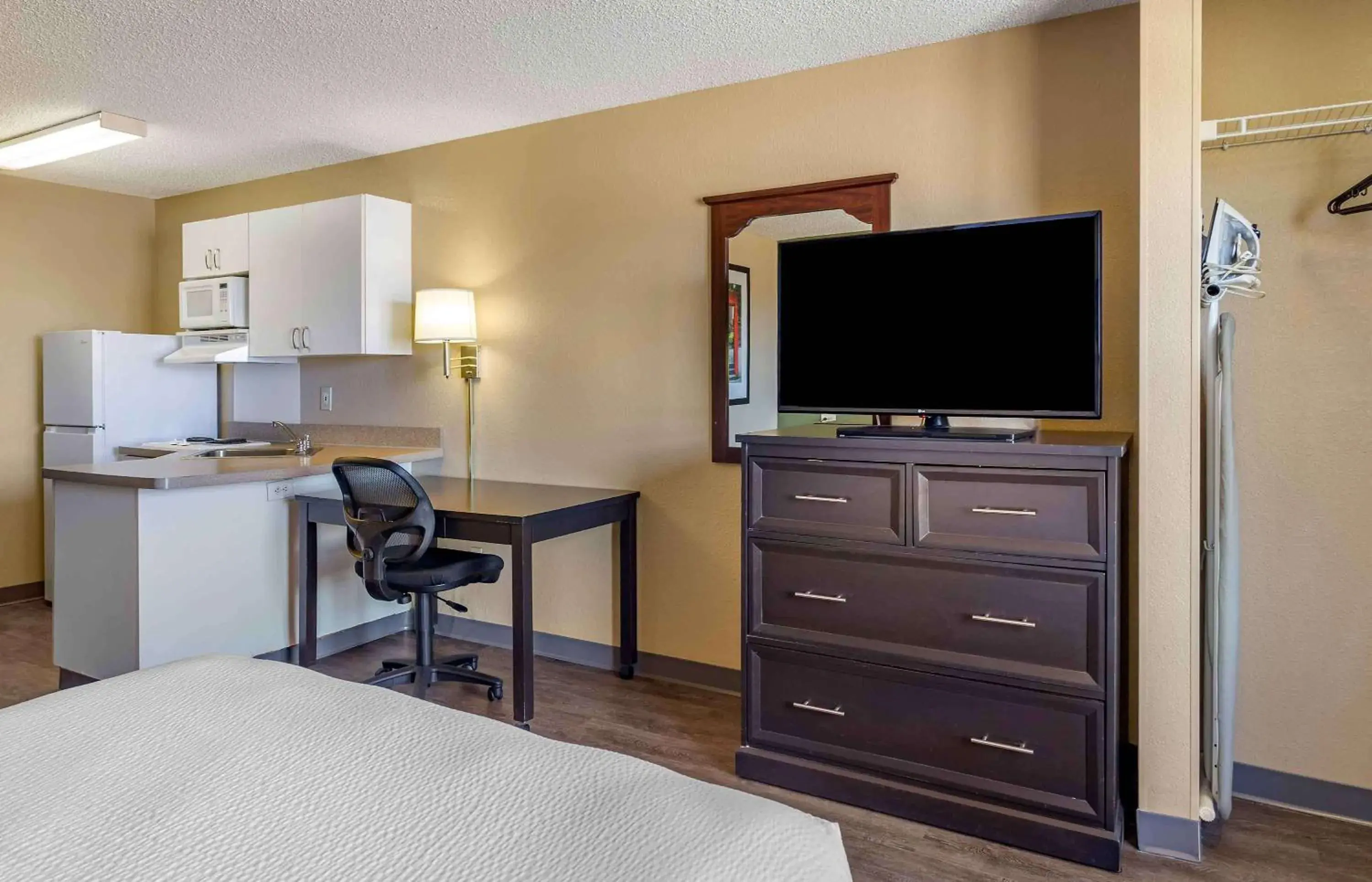 Bedroom, TV/Entertainment Center in Extended Stay America Suites - Houston - Westchase - Richmond