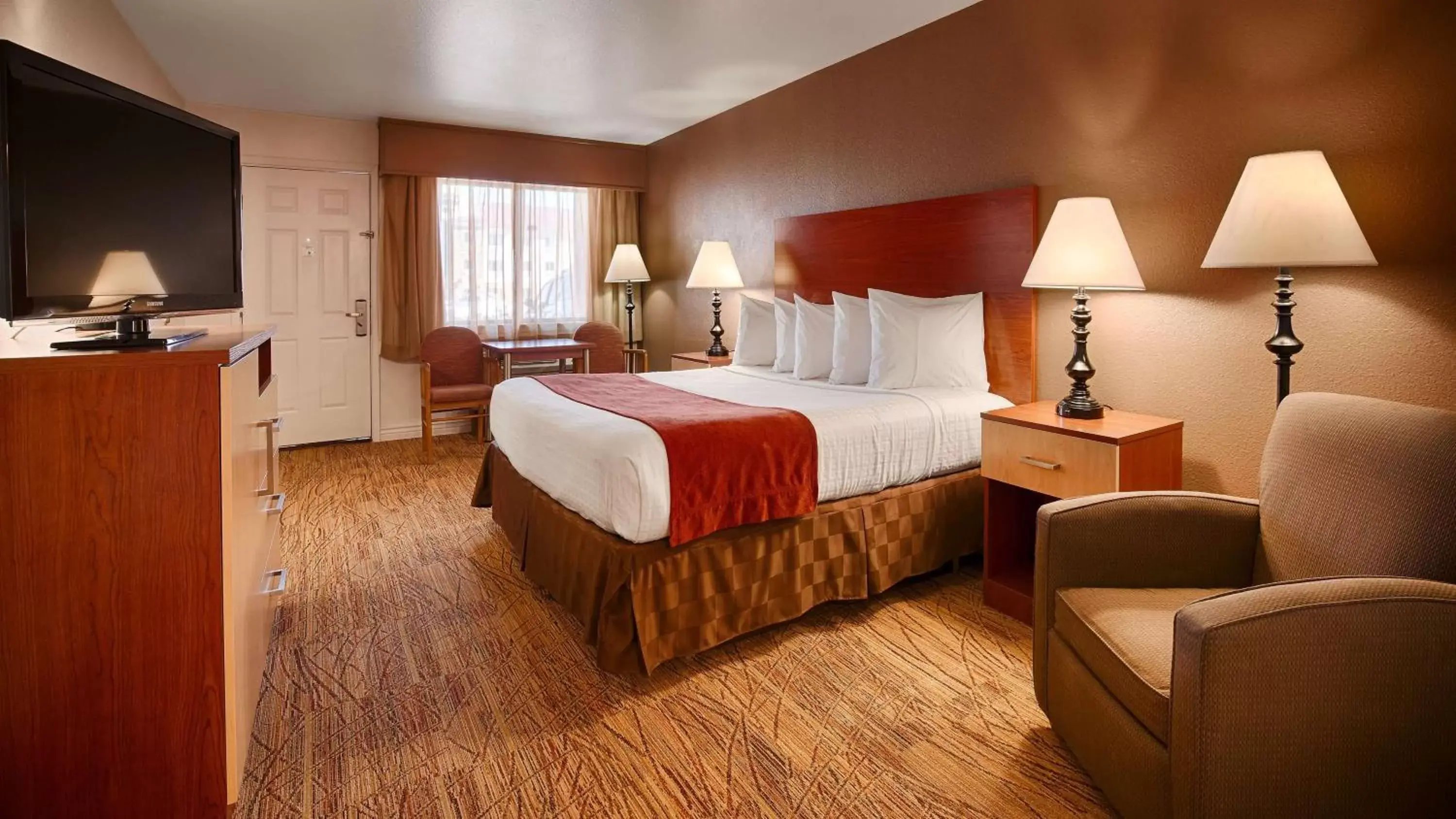 Photo of the whole room, Bed in Best Western Discovery Inn