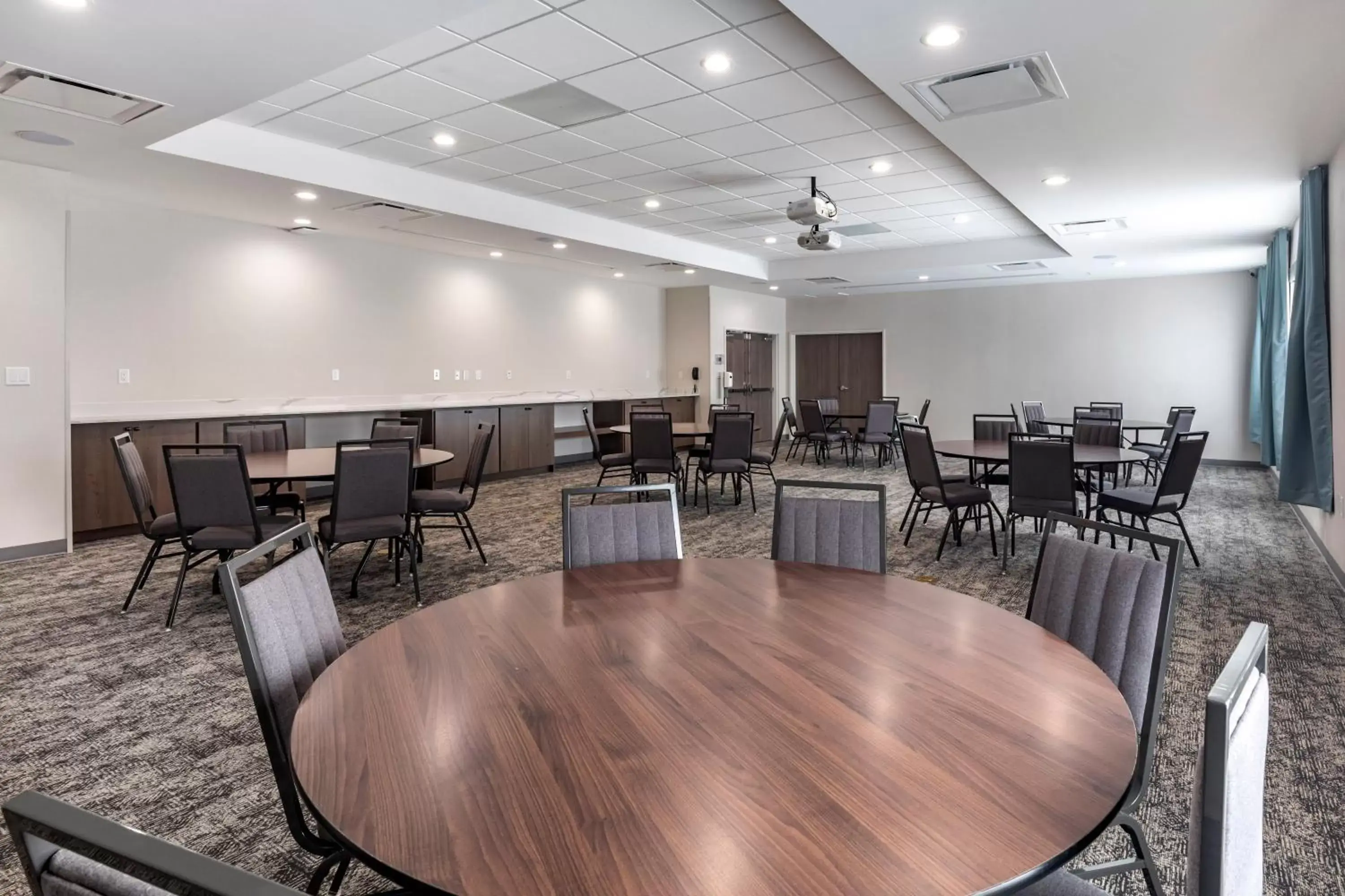 Meeting/conference room, Restaurant/Places to Eat in Staybridge Suites - Dallas - Grand Prairie, an IHG Hotel