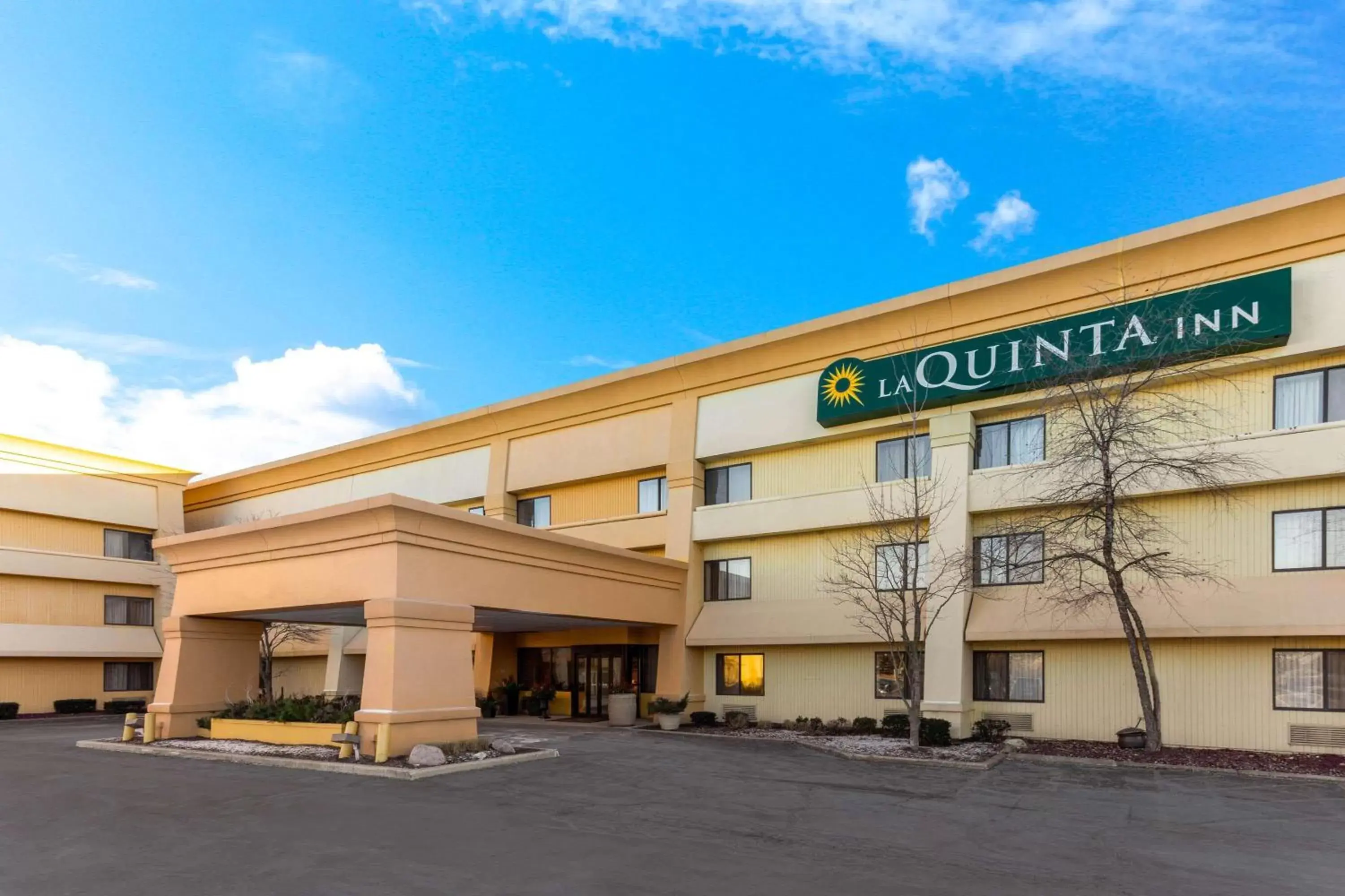 Property building in La Quinta Inn by Wyndham Chicago Willowbrook