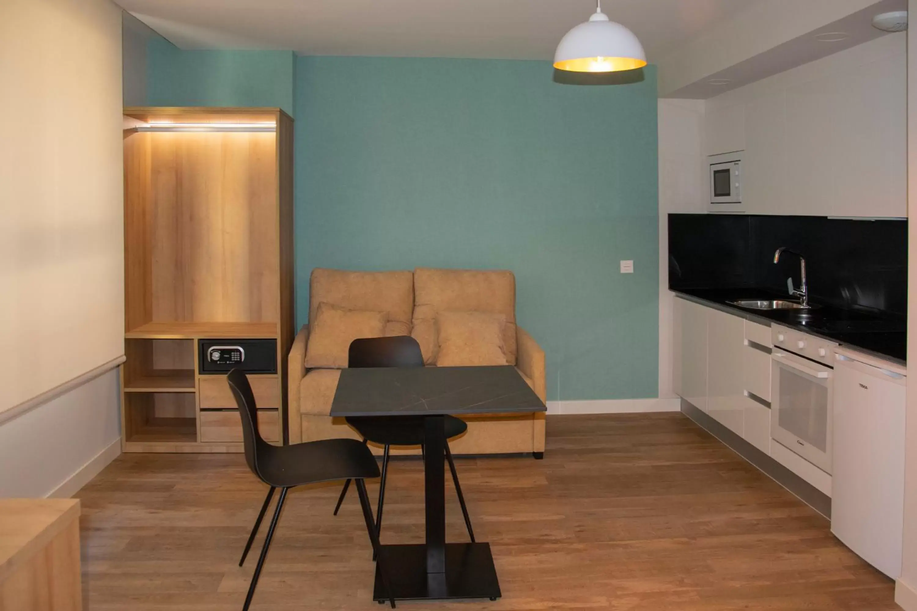 Seating area, Kitchen/Kitchenette in Aparthotel Essenzia de Castilla