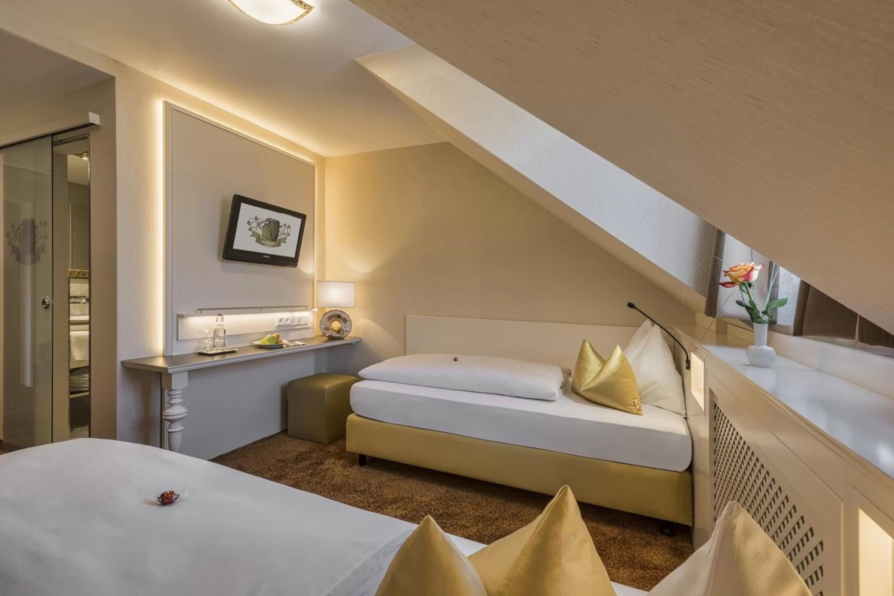 Bed in Hotel Schäfflerwirt