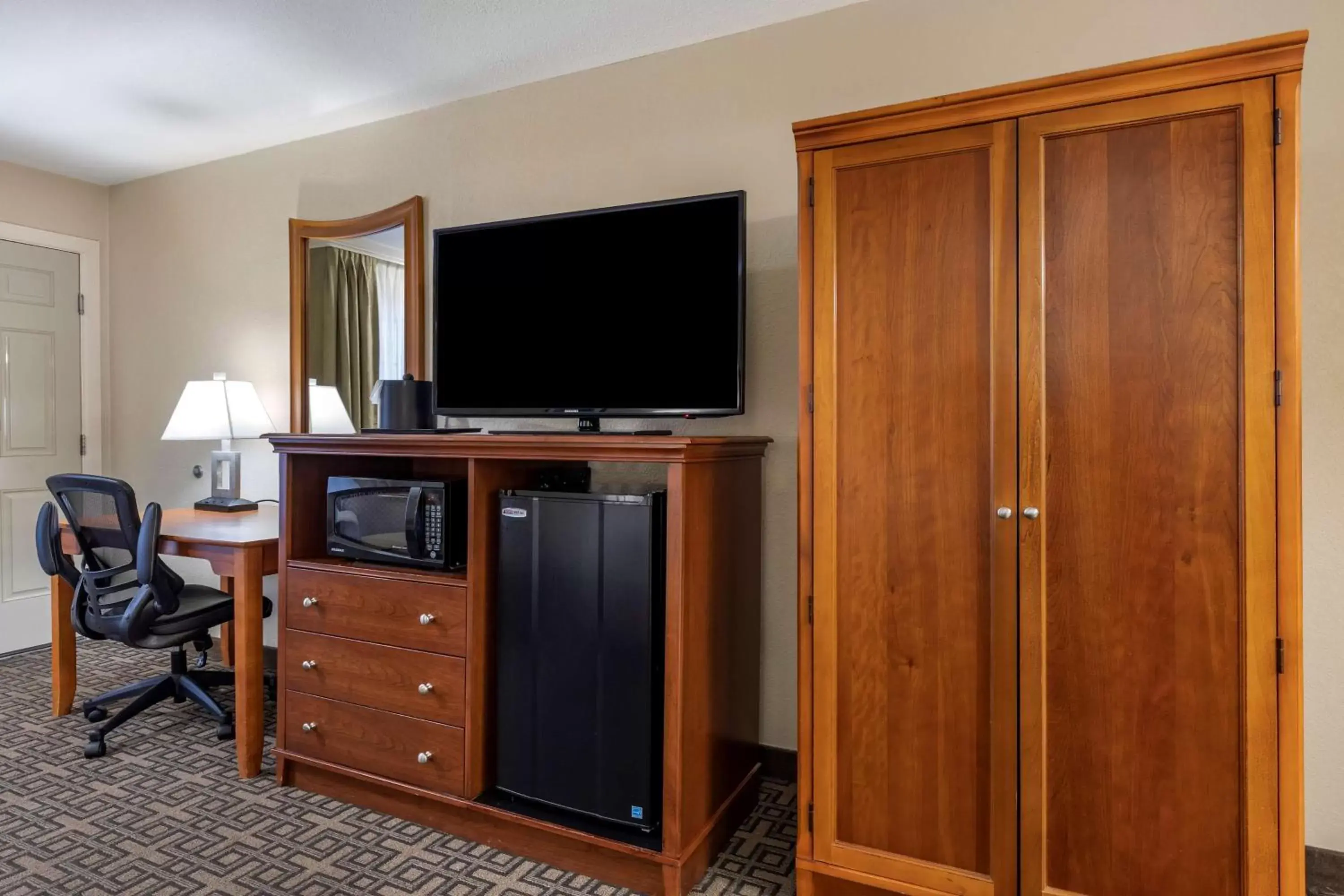 Bedroom, TV/Entertainment Center in Best Western Swiss Clock Inn