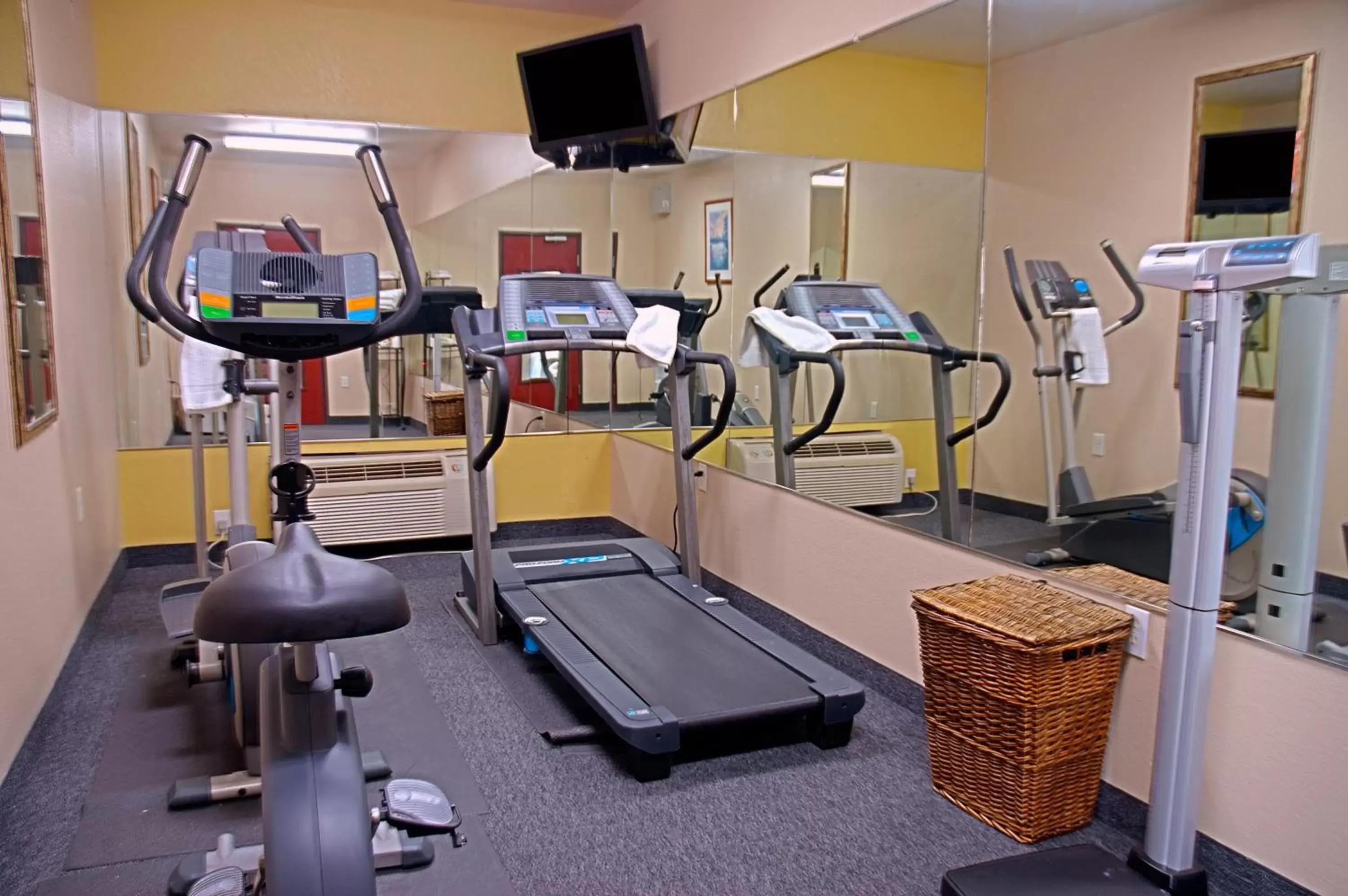 Fitness centre/facilities, Fitness Center/Facilities in Super 8 by Wyndham Irving/DFW Apt/North