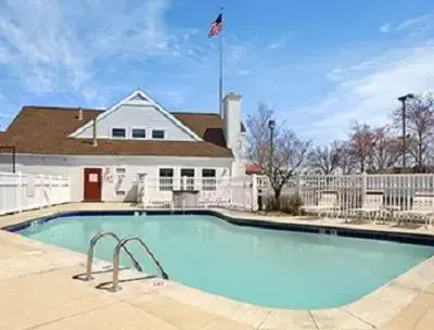 Swimming Pool in Hawthorn Suites - Fort Wayne