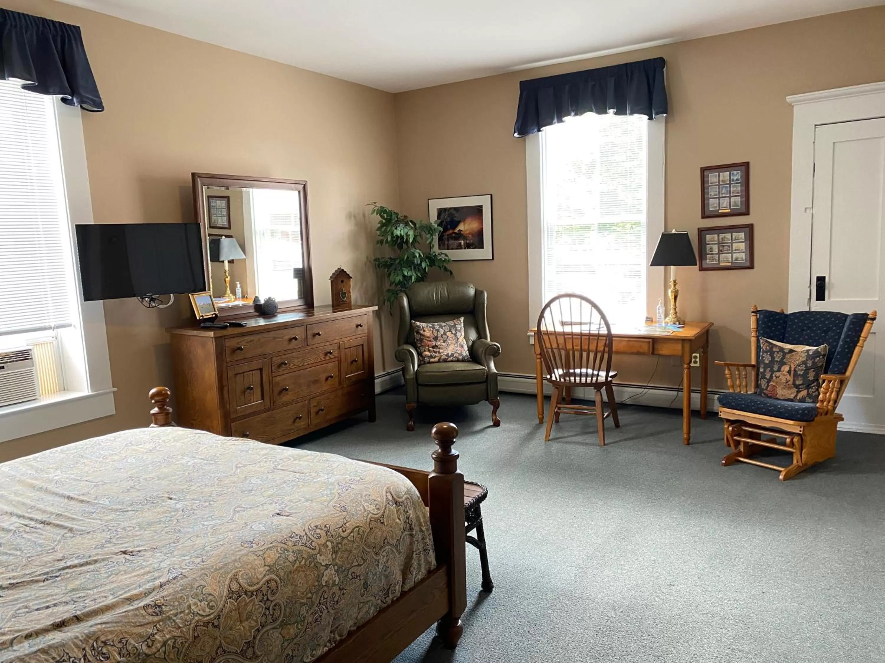 Photo of the whole room, Bed in Bristol Suites